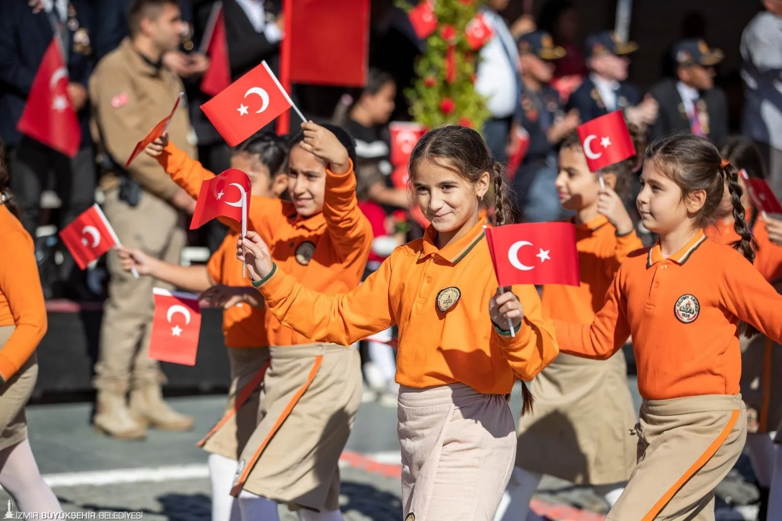 İzmir Büyükşehir Belediyesi, Cumhuriyet Bayramı’nın 101’inci yıl kutlamalarını “Cumhuriyet her yerde” sloganıyla tüm şehre yayacak. 