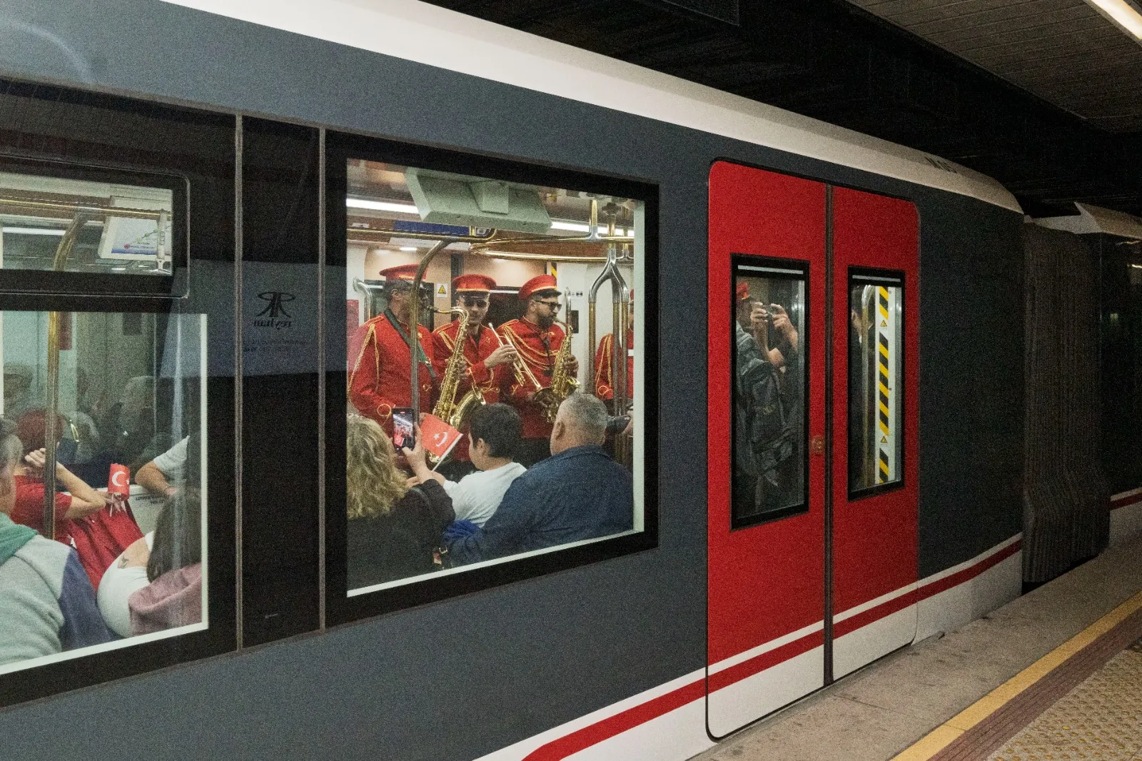 Türkiye Cumhuriyeti'nin 101. kuruluş yıl dönümü etkinlikleri kapsamında İzmir Büyükşehir Belediyesi Bando Ekibi, metro yolcularına unutulmaz bir sürpriz yaptı.