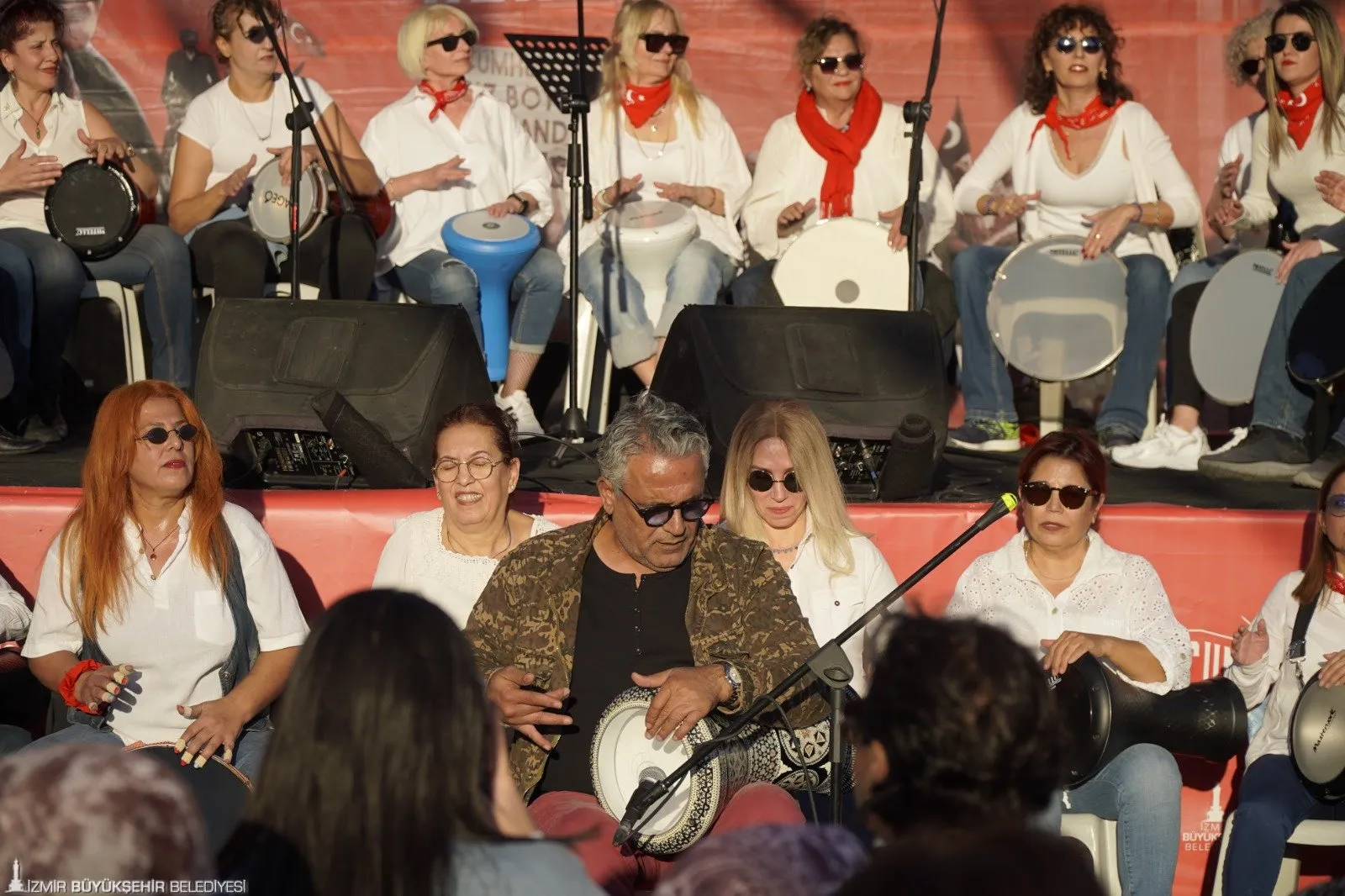 İzmir Büyükşehir Belediyesi, Cumhuriyet coşkusunu 19 ilçesinde yaşatmaya devam ediyor. Çeşme Germiyan Mahallesinde gerçekleşen kutlama büyük ilgi gördü.