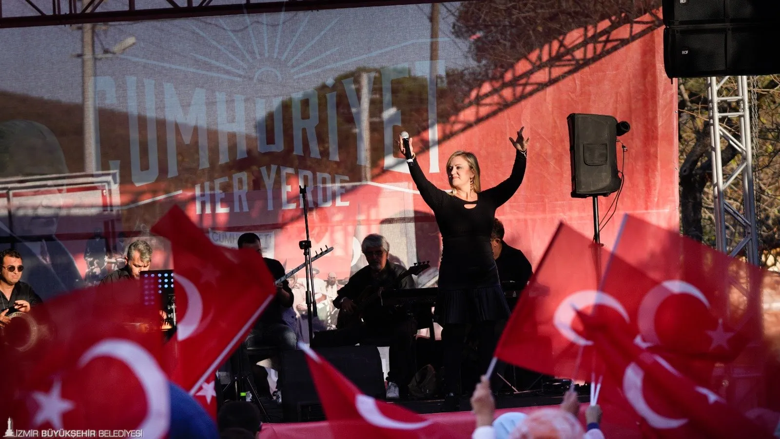 İzmir Büyükşehir Belediyesi’nin "Cumhuriyet Her Yerde" etkinlikleri kapsamında, Cumhuriyet Bayramı coşkusu Urla Zeytinler Mahallesi’nde yaşandı.