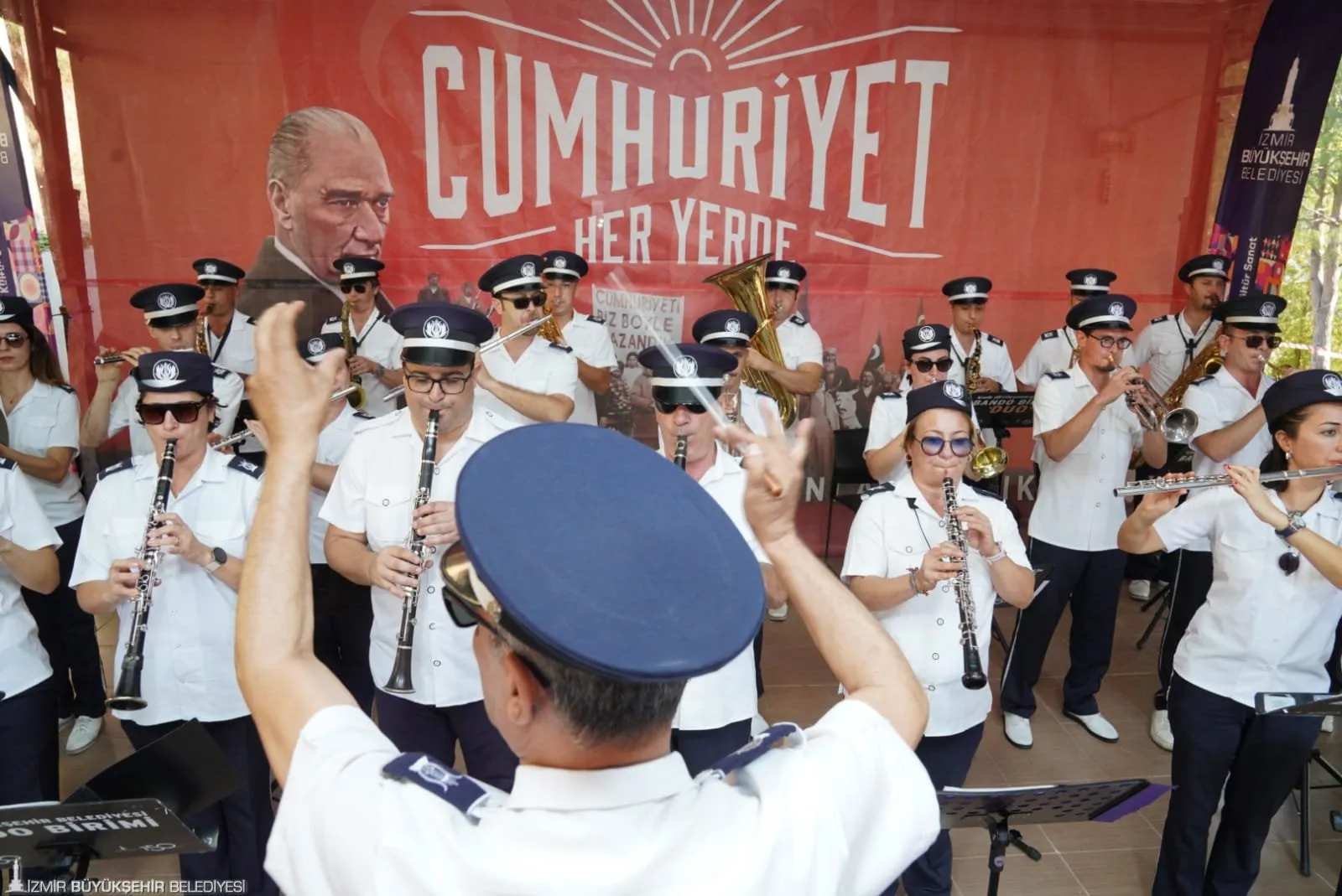 İzmir Büyükşehir Belediyesi'nin düzenlediği "Cumhuriyet Her Yerde" etkinlikleri kapsamında Kemalpaşa'da başlayan kutlamalar, 15 gün boyunca 19 ilçede devam edecek.