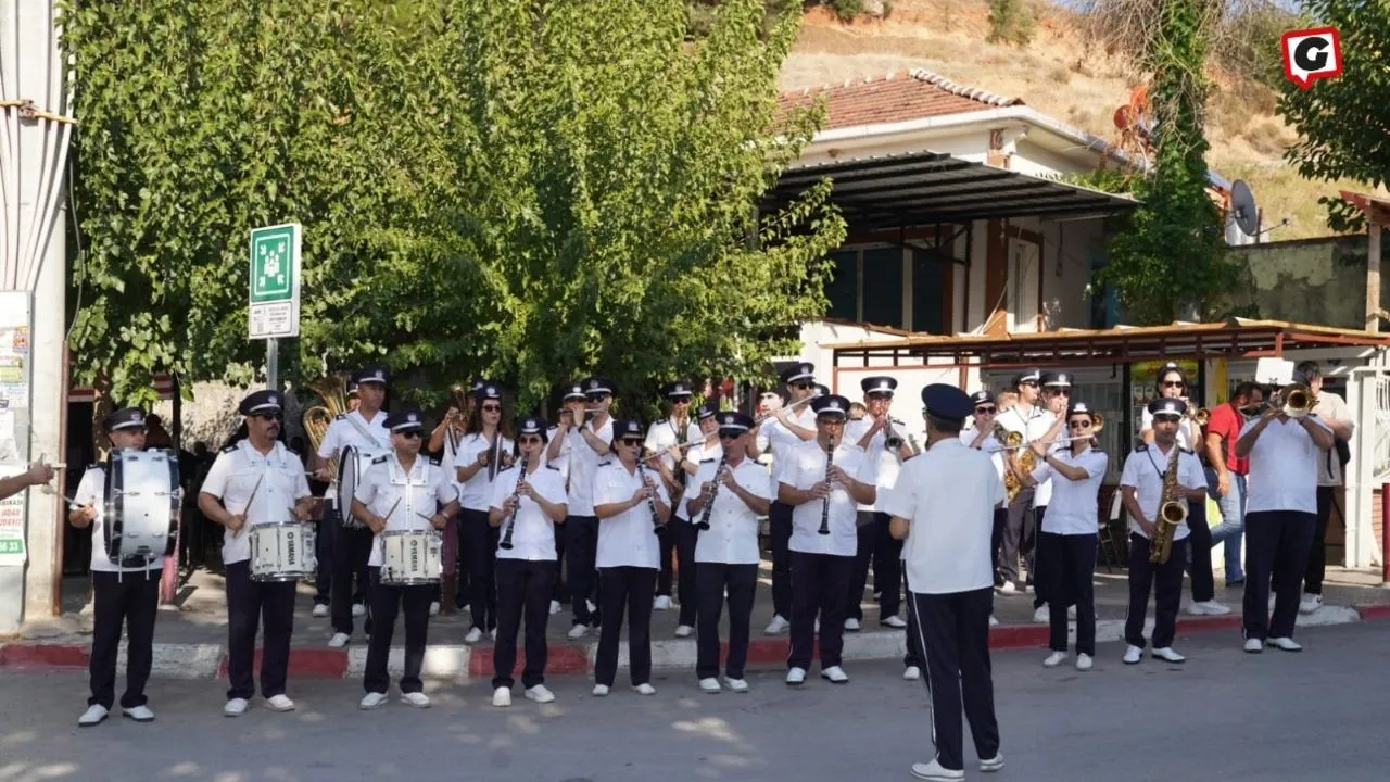 İzmir'de Cumhuriyet Coşkusu Yaşandı: 15 Günlük Kutlamalar Başladı