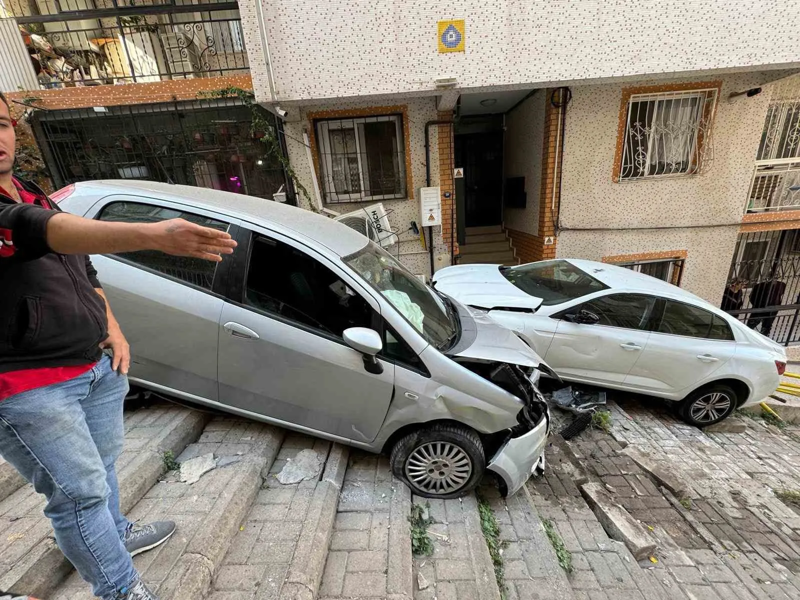 İzmir'de faciaya ramak kala... Otomobil ortalığı yıkıp geçti