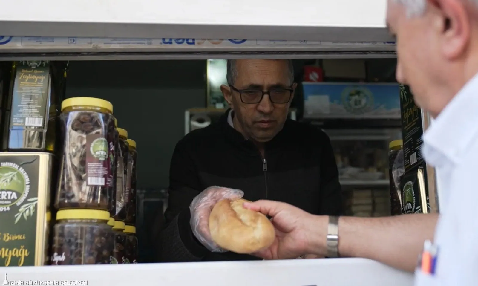 İzmir'de ekonomik kriz karşısında vatandaşa destek amacıyla Halk Ekmek büfelerinin sayısı artırıldı.