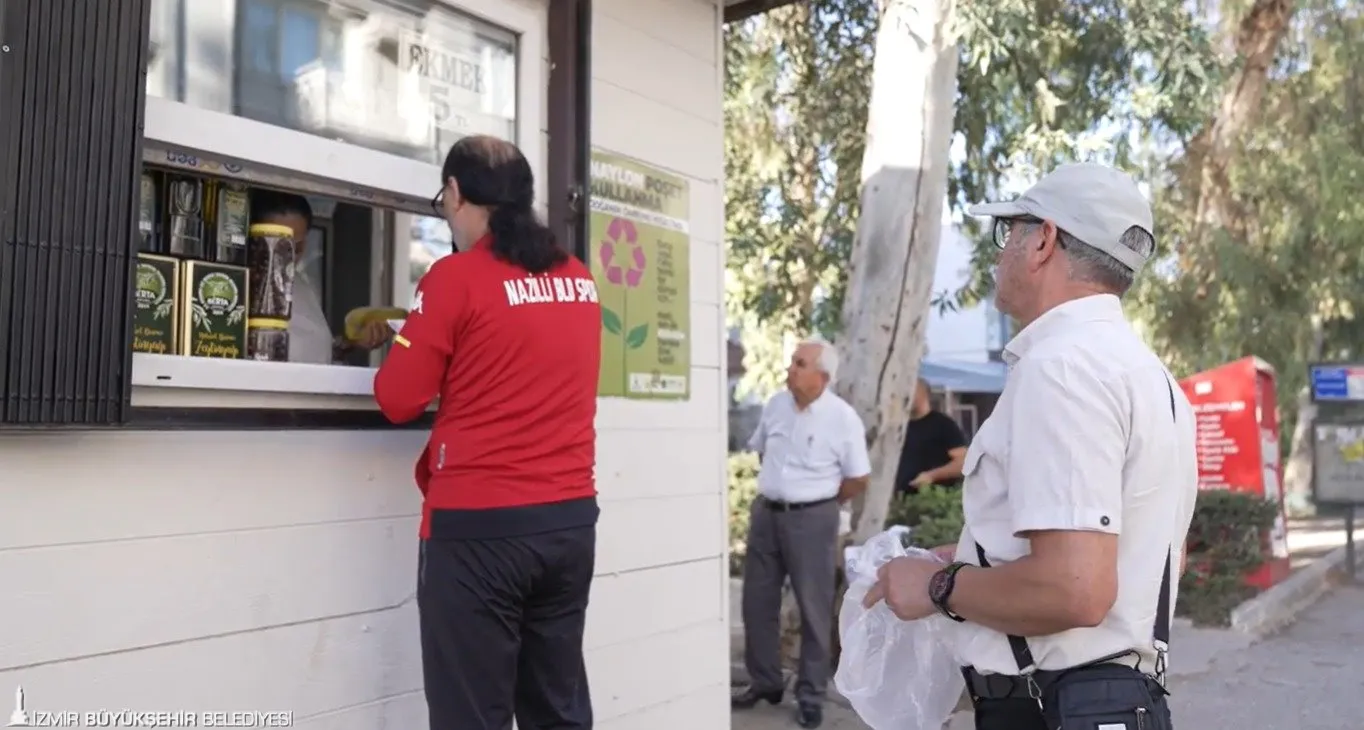 İzmir'de ekonomik kriz karşısında vatandaşa destek amacıyla Halk Ekmek büfelerinin sayısı artırıldı.