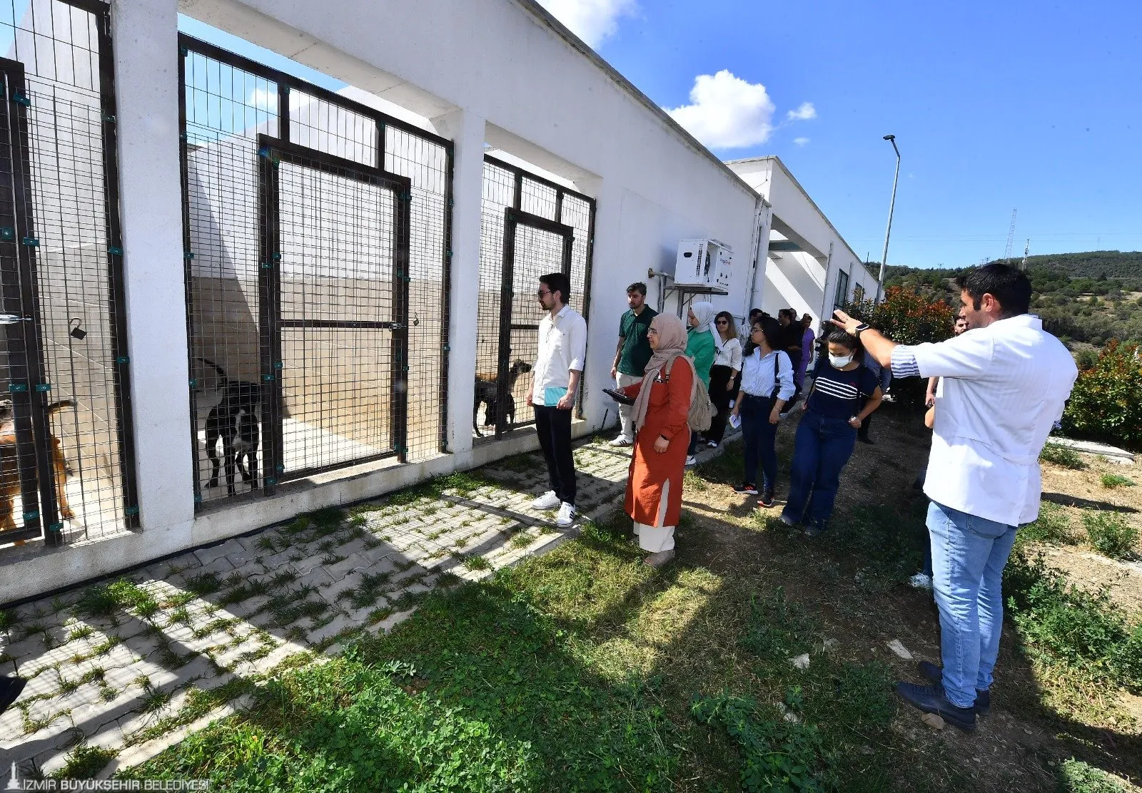 İzmir'e gelen halk sağlığı asistanları, PAKO Sokak Hayvanları Sosyal Yaşam Kampüsü'nde İzmir Büyükşehir Belediyesi'nin hayvan refahı ve halk sağlığına yönelik çalışmalarını yerinde gözlemledi.