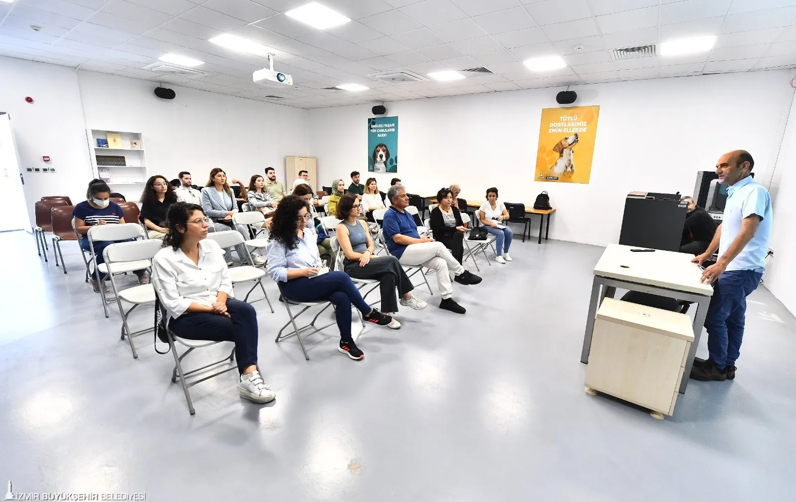 İzmir'e gelen halk sağlığı asistanları, PAKO Sokak Hayvanları Sosyal Yaşam Kampüsü'nde İzmir Büyükşehir Belediyesi'nin hayvan refahı ve halk sağlığına yönelik çalışmalarını yerinde gözlemledi.