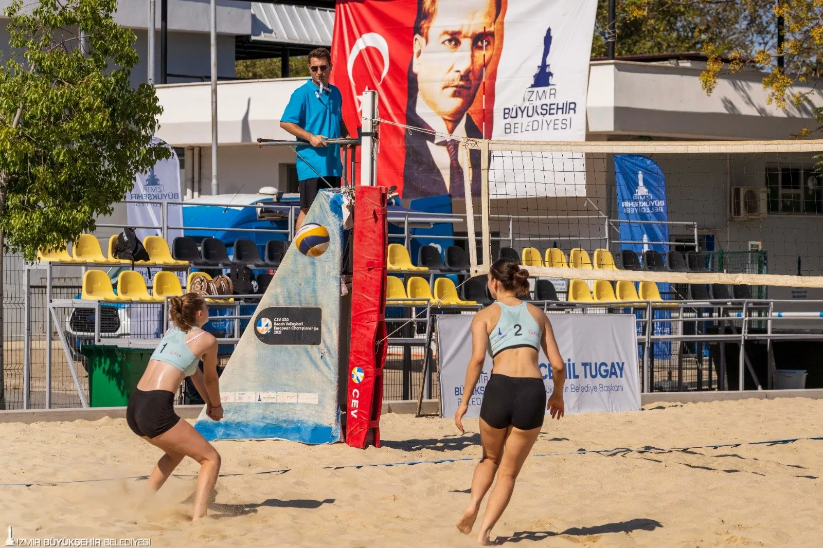 İzmir Büyükşehir Belediyesi, Türkiye Voleybol Federasyonu ve Buca Rotary Kulübü iş birliğiyle düzenlenen Liseliler Plaj Voleybolu Şenliği, İnciraltı Plaj Sporları Tesisi'nde başladı.