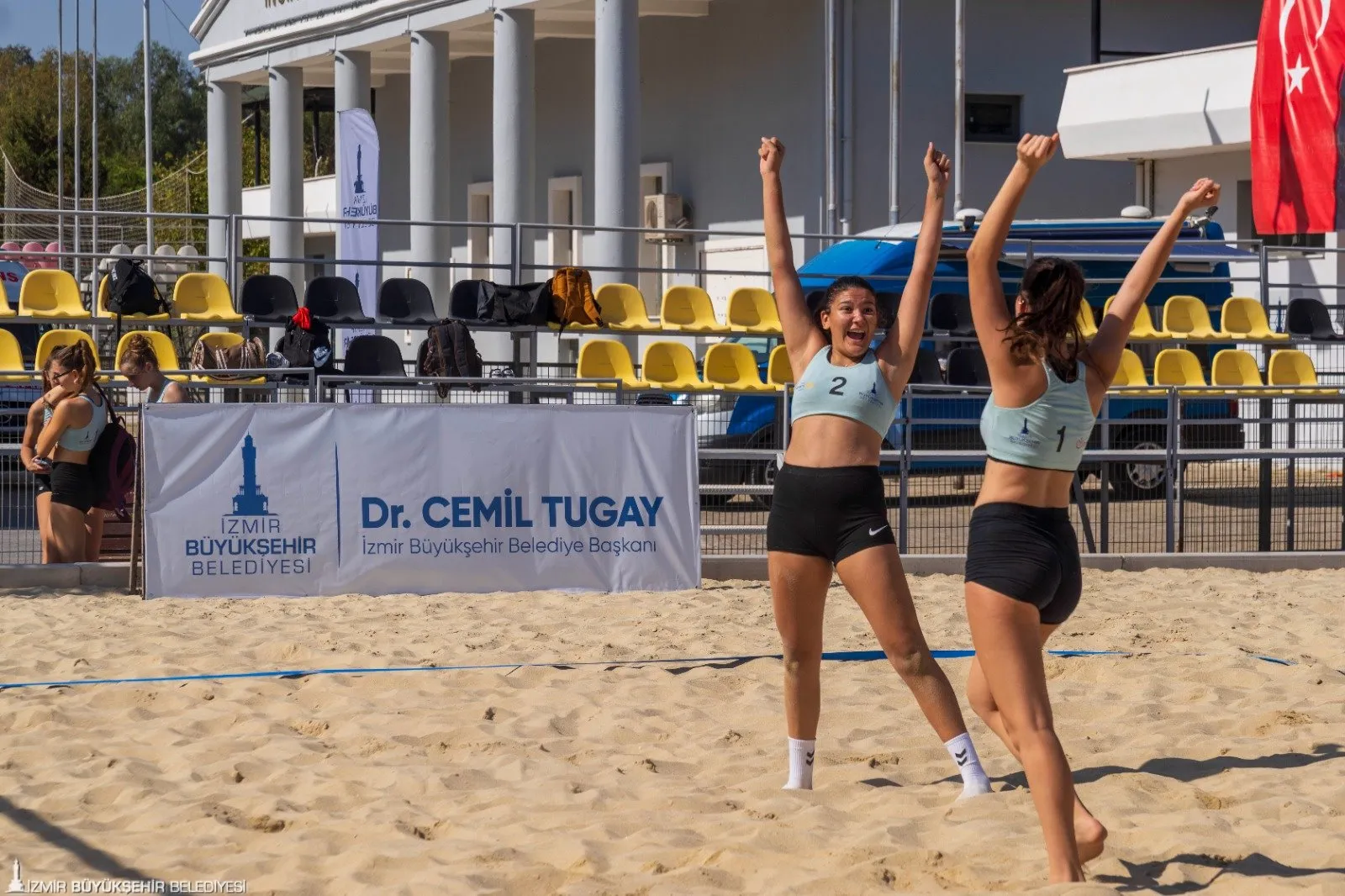 İzmir Büyükşehir Belediyesi, Türkiye Voleybol Federasyonu ve Buca Rotary Kulübü iş birliğiyle düzenlenen Liseliler Plaj Voleybolu Şenliği, İnciraltı Plaj Sporları Tesisi'nde başladı.