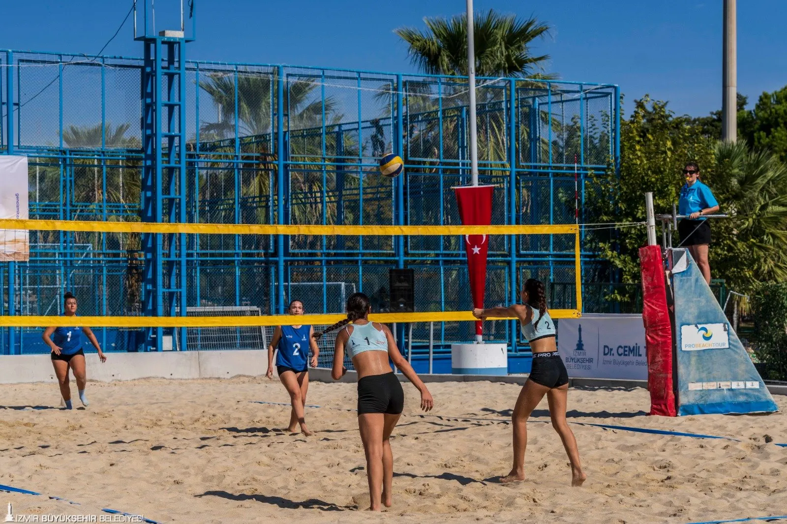 İzmir Büyükşehir Belediyesi, Türkiye Voleybol Federasyonu ve Buca Rotary Kulübü iş birliğiyle düzenlenen Liseliler Plaj Voleybolu Şenliği, İnciraltı Plaj Sporları Tesisi'nde başladı.