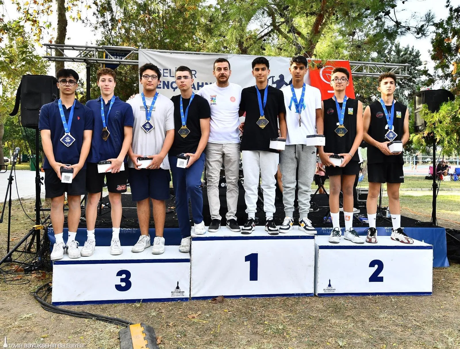 İzmir Büyükşehir Belediyesi’nin düzenlediği Liseliler Plaj Voleybolu Şenliği, gençleri spor ve müzikle buluşturdu.