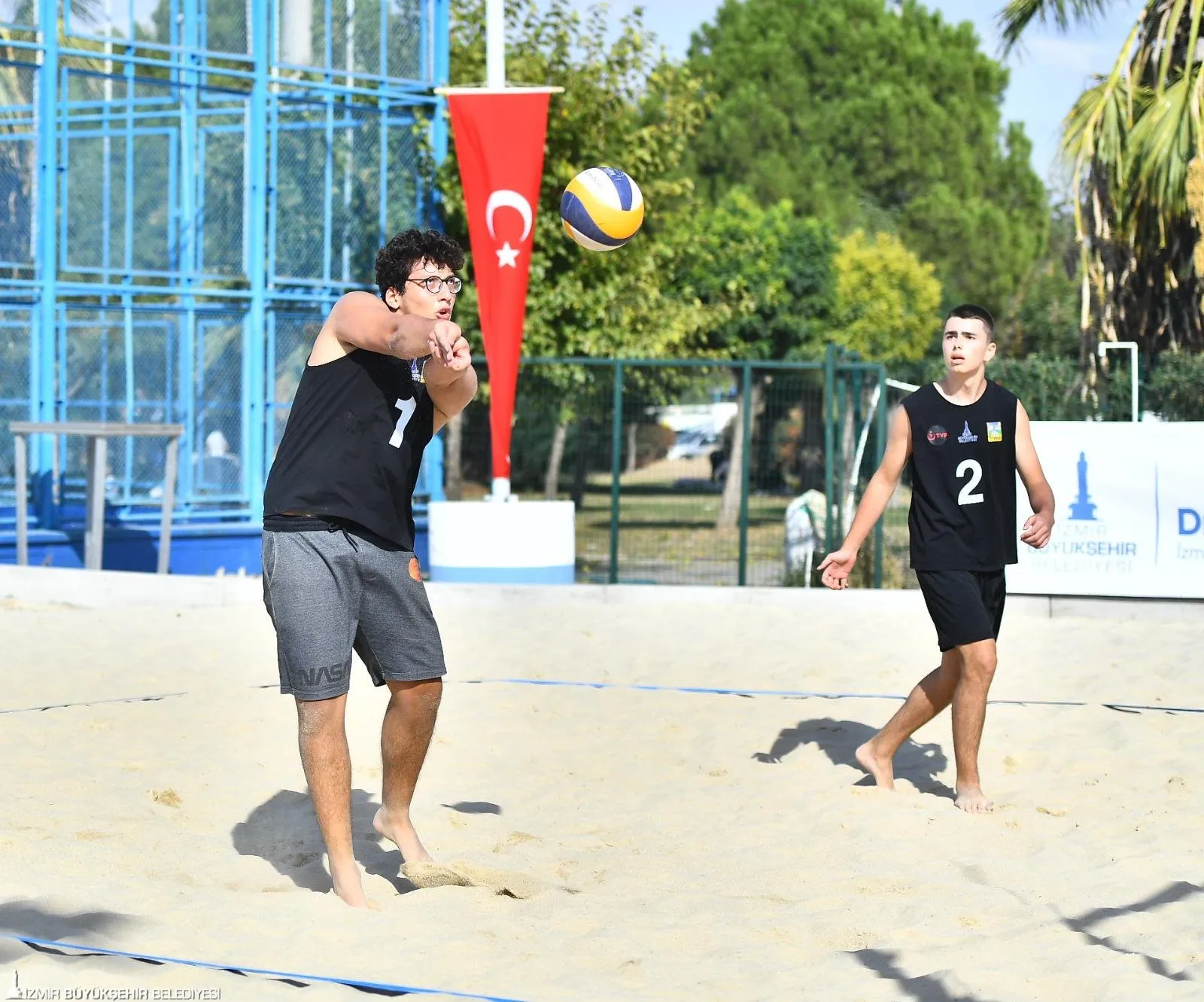 İzmir Büyükşehir Belediyesi’nin düzenlediği Liseliler Plaj Voleybolu Şenliği, gençleri spor ve müzikle buluşturdu.