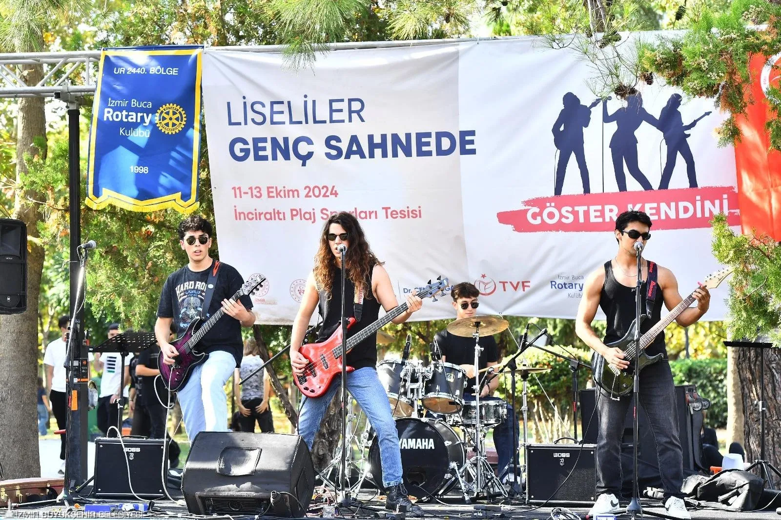 İzmir Büyükşehir Belediyesi’nin düzenlediği Liseliler Plaj Voleybolu Şenliği, gençleri spor ve müzikle buluşturdu.