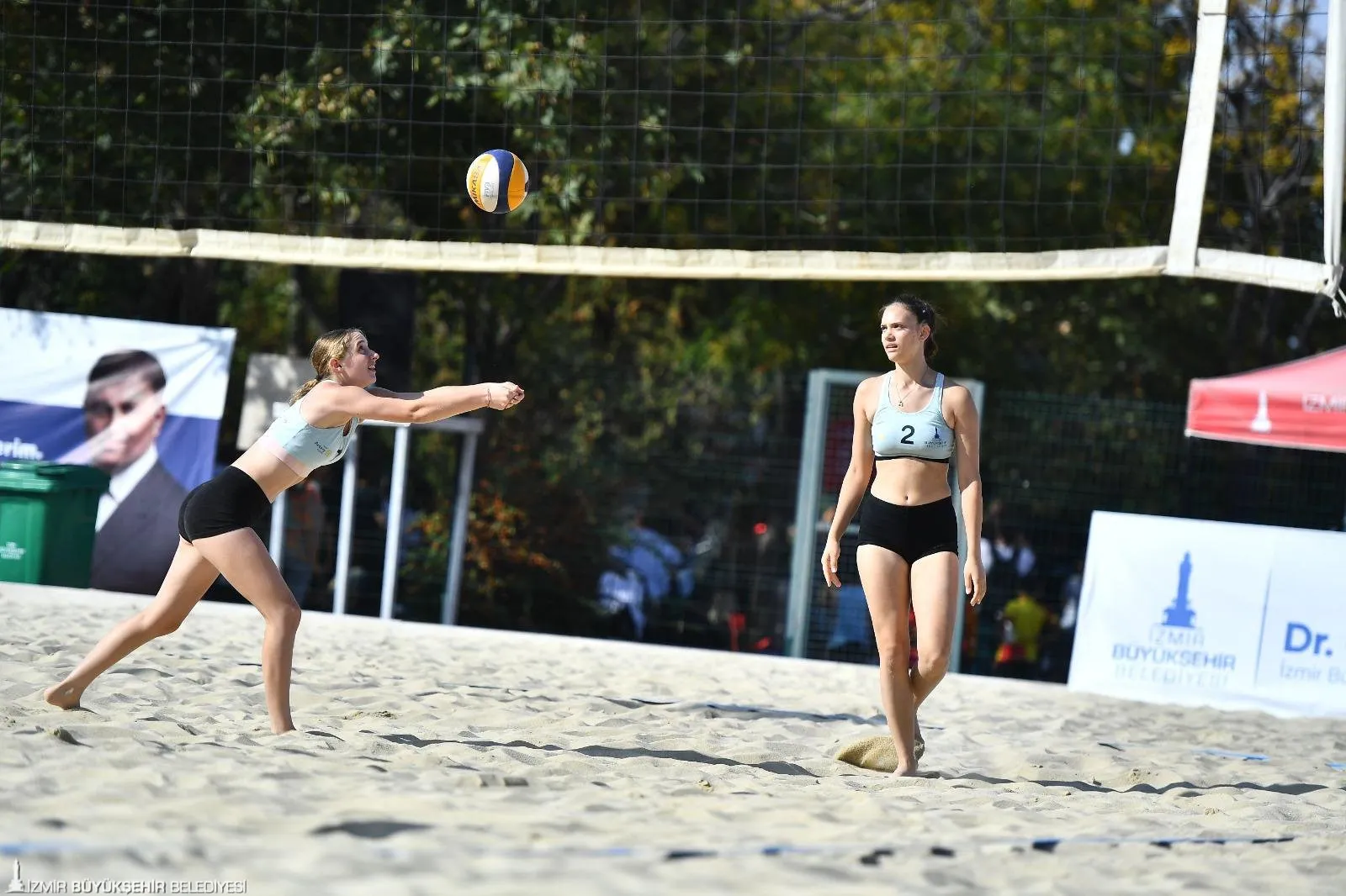 İzmir Büyükşehir Belediyesi’nin düzenlediği Liseliler Plaj Voleybolu Şenliği, gençleri spor ve müzikle buluşturdu.