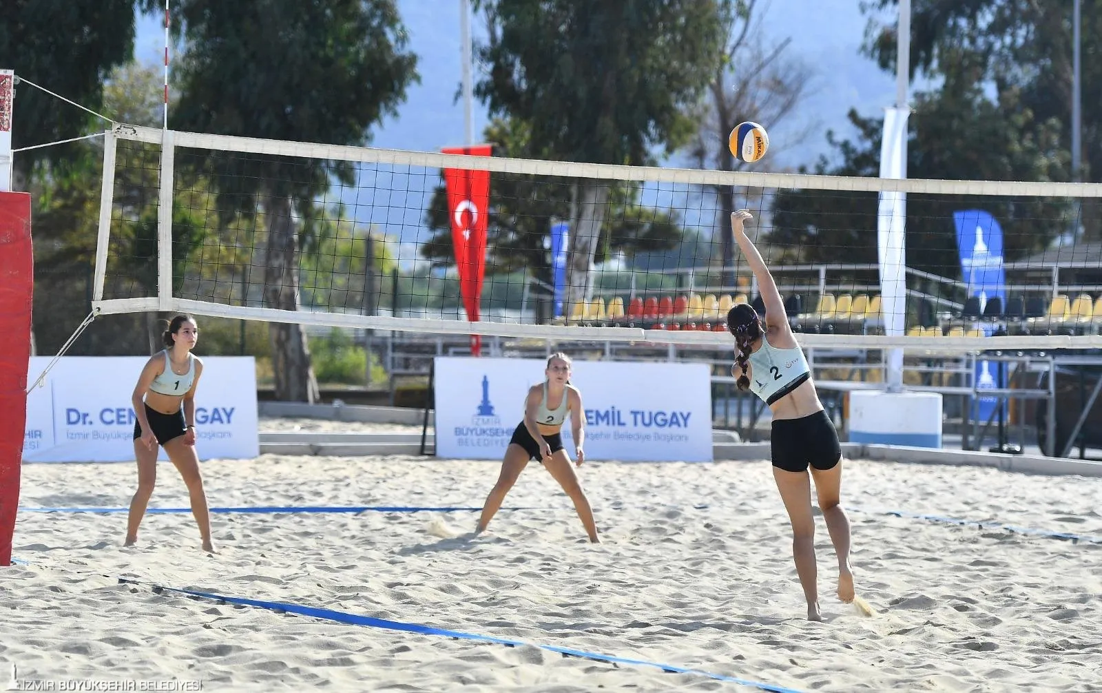 İzmir Büyükşehir Belediyesi’nin düzenlediği Liseliler Plaj Voleybolu Şenliği, gençleri spor ve müzikle buluşturdu.