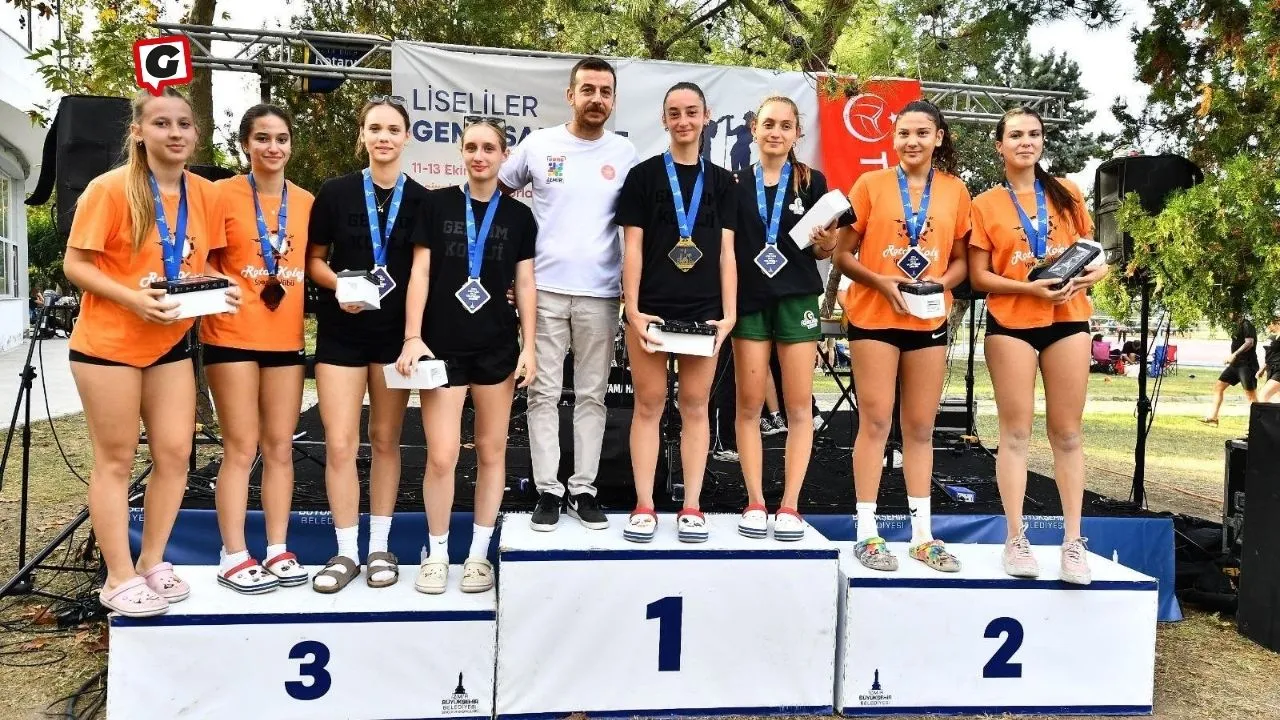 İzmir’de Liseliler Plaj Voleybolu Şenliği: Gençler Hem Spor Yaptı Hem Eğlendi