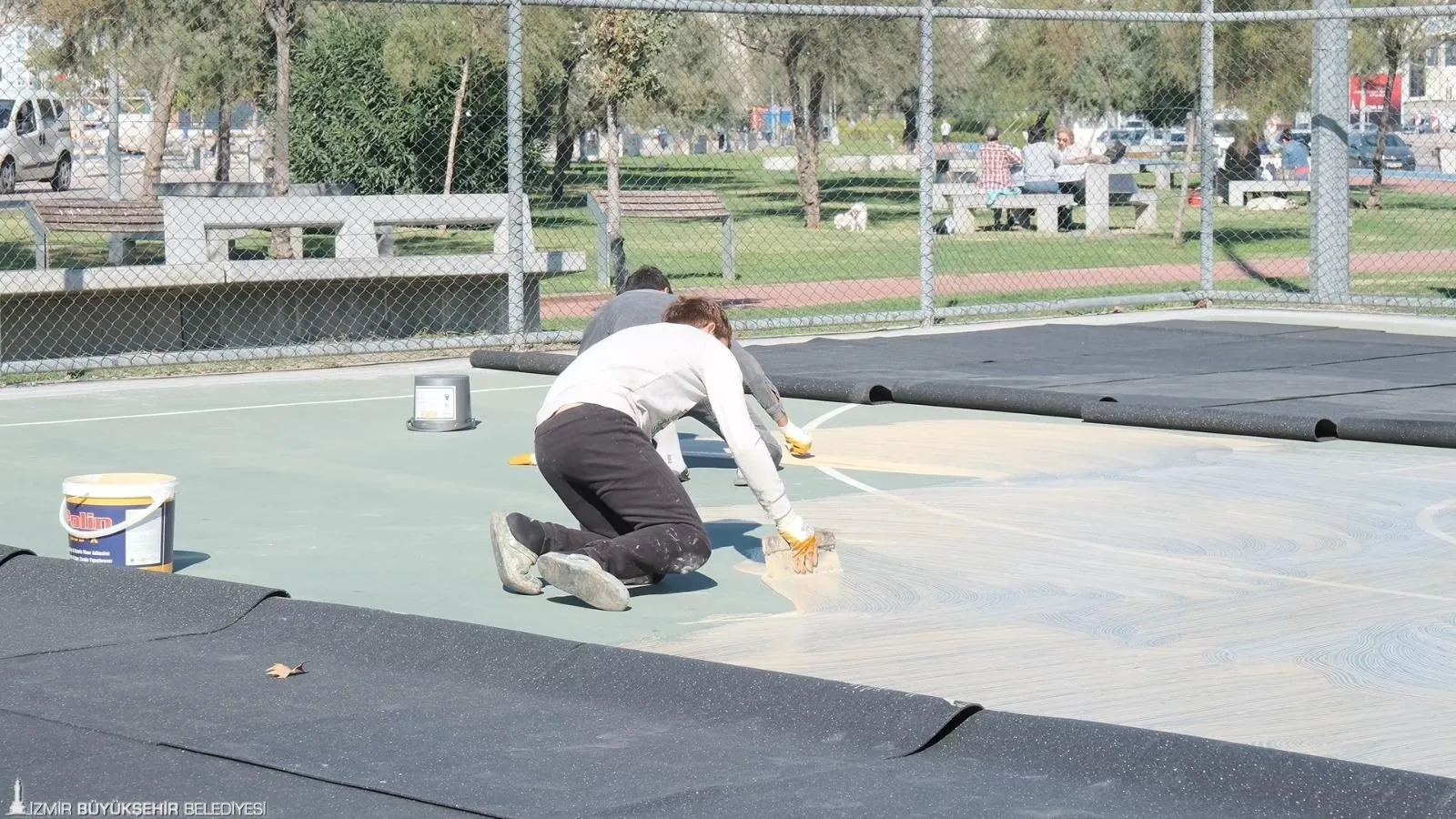 İzmir Büyükşehir Belediyesi, 14 ilçedeki park ve oyun alanlarını yenileyerek çocukların güvenliğini artırdı.