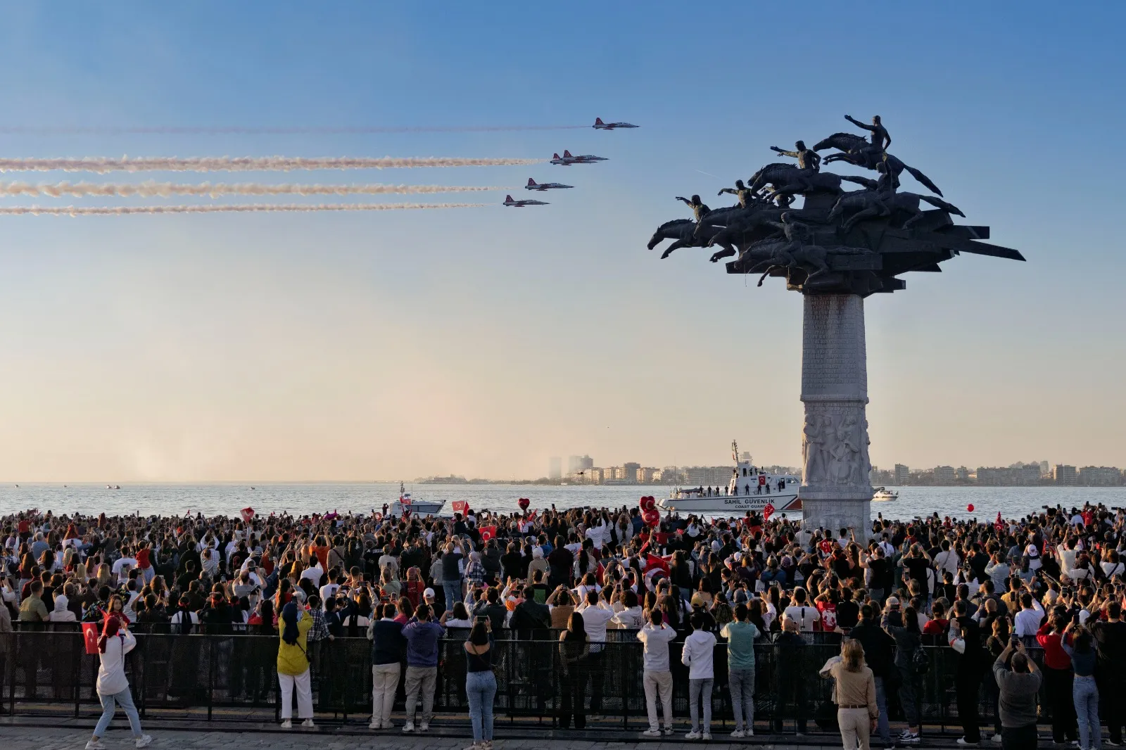 29 Ekim Cumhuriyet Bayramı coşkusunu zirveye taşıyan Türk Yıldızları, İzmir’deki 500. gösterisini Gündoğdu Meydanı’nda gerçekleştirdi.