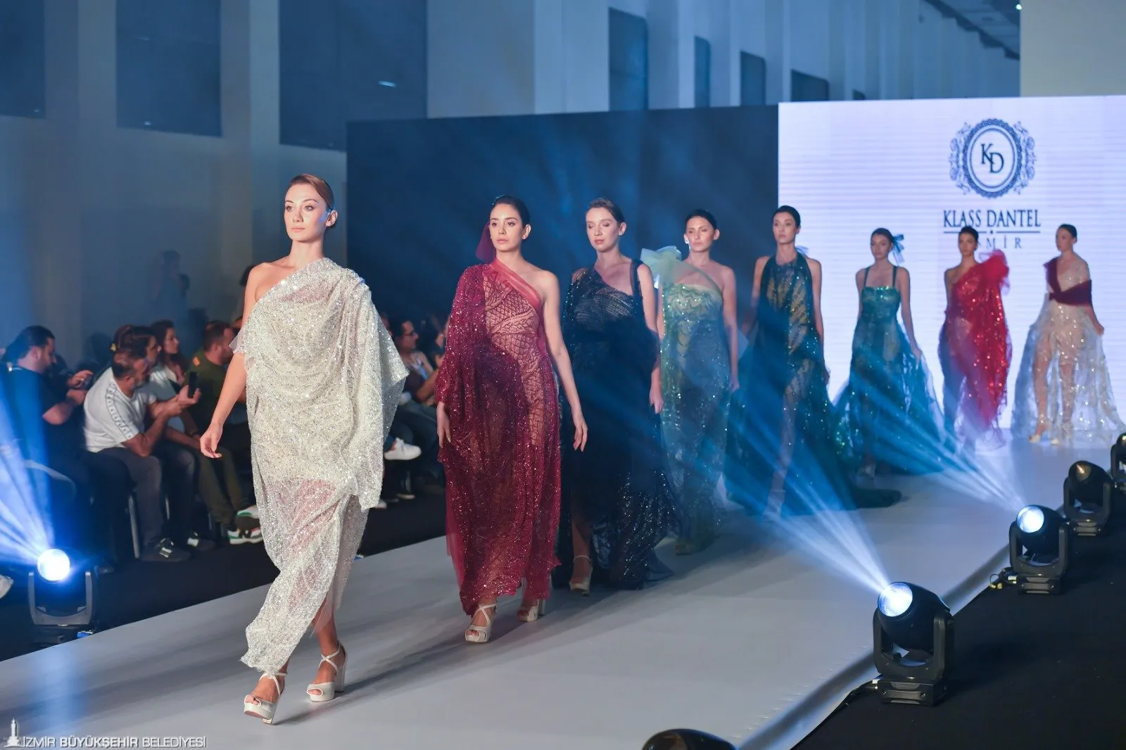 İzmir Büyükşehir Belediyesi ev sahipliğinde düzenlenen Fashion Prime fuarında, ünlü mankenlerin katılımıyla 2025 modası tanıtıldı. 185 parçalık koleksiyon büyük beğeni topladı.