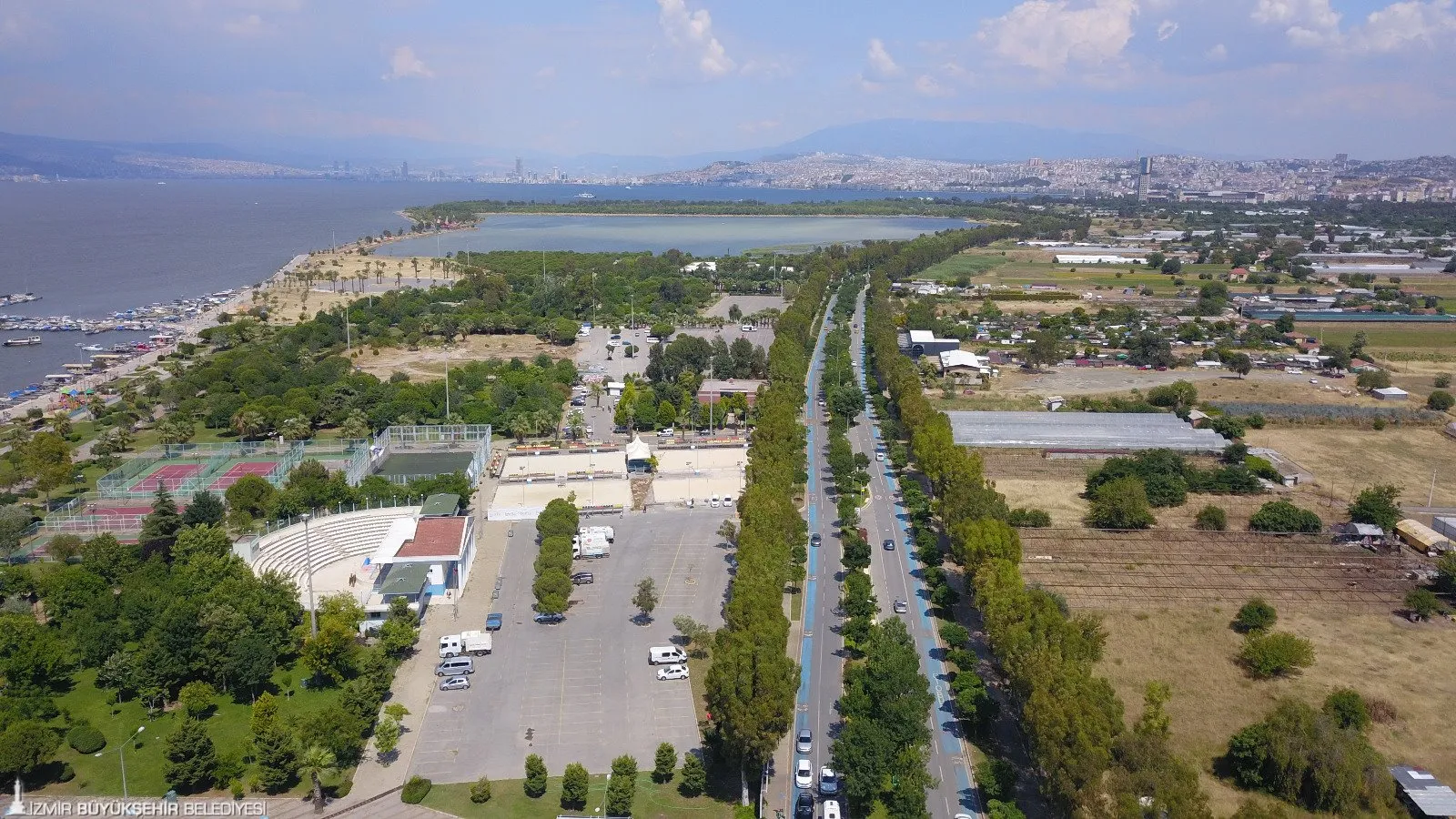 İzmir İnciraltı'nda yeşil alanlar korunacak, yapılaşma sınırlandırılacak. İzmir Büyükşehir Belediyesi'nin yeni planlamalarıyla İnciraltı, daha yaşanabilir bir hale gelecek.