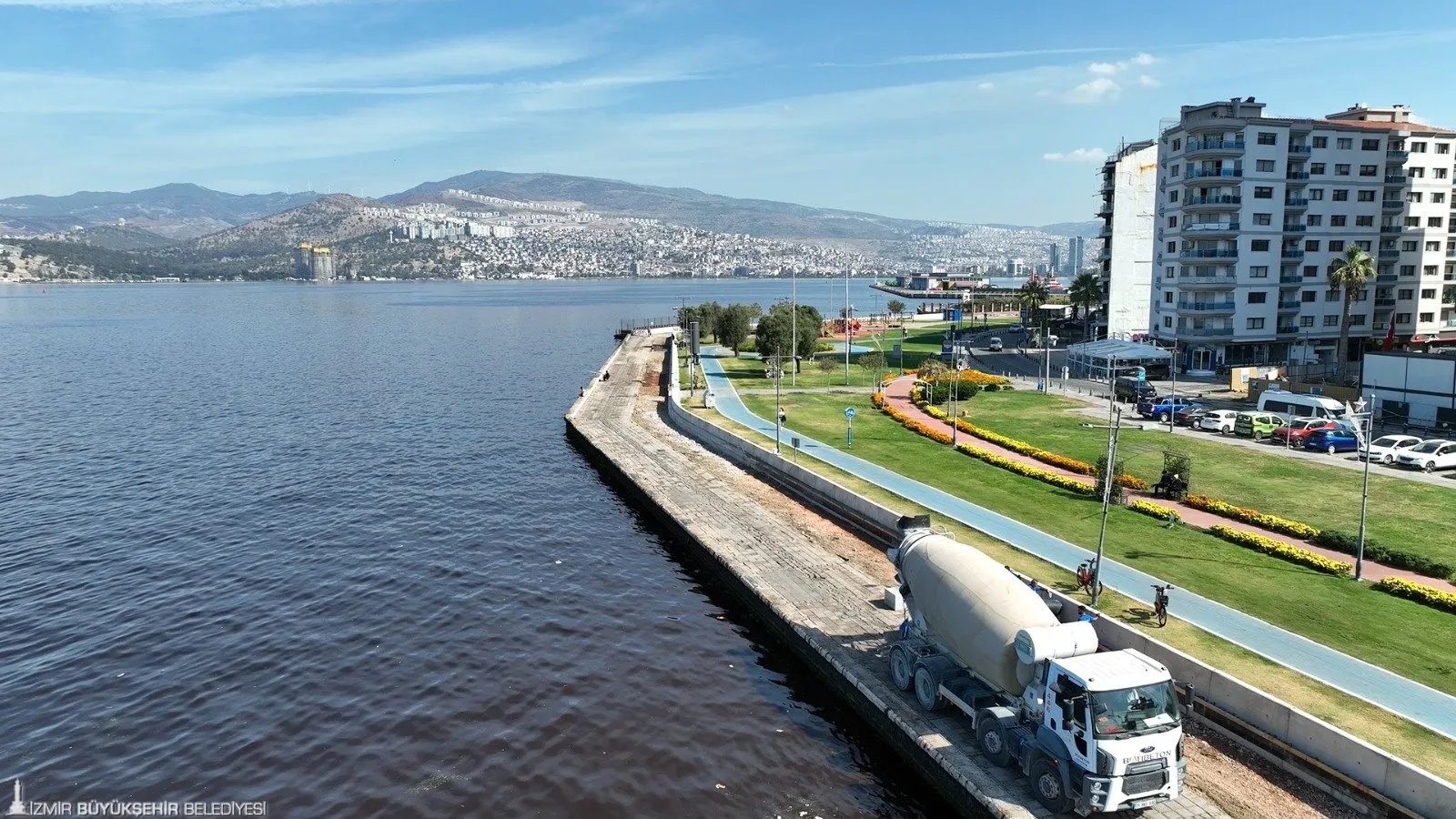 İzmir Büyükşehir Belediyesi, Kordon’da su taşkınlarını önlemek amacıyla geçici fırtına duvarı inşa ediyor.