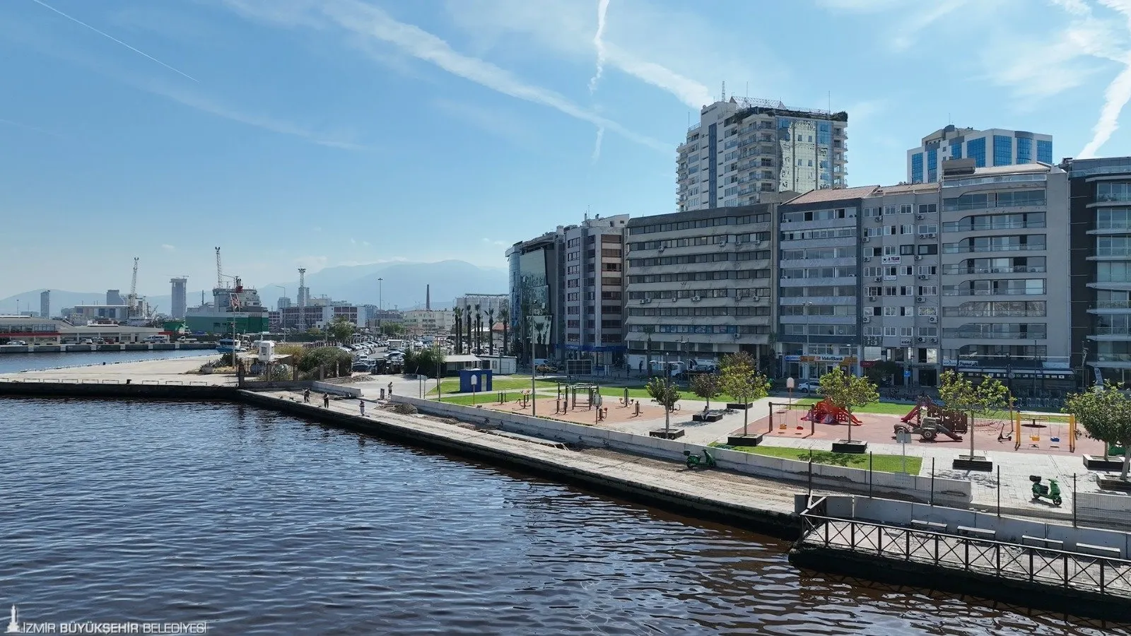 İzmir Büyükşehir Belediyesi, Kordon’da su taşkınlarını önlemek amacıyla geçici fırtına duvarı inşa ediyor.