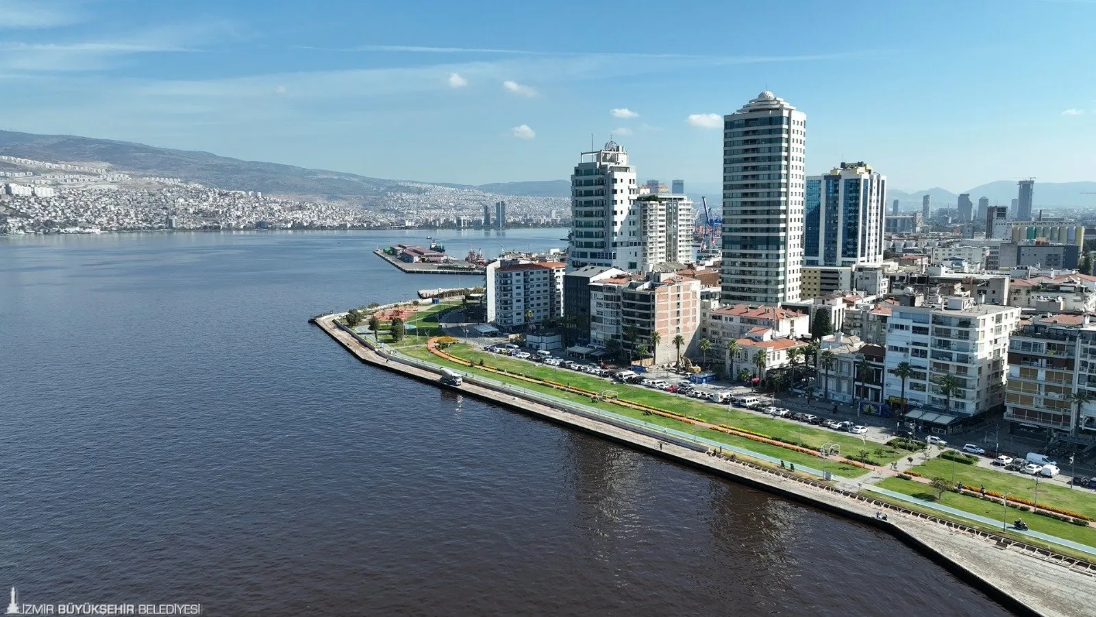 İzmir Büyükşehir Belediyesi, Kordon’da su taşkınlarını önlemek amacıyla geçici fırtına duvarı inşa ediyor.