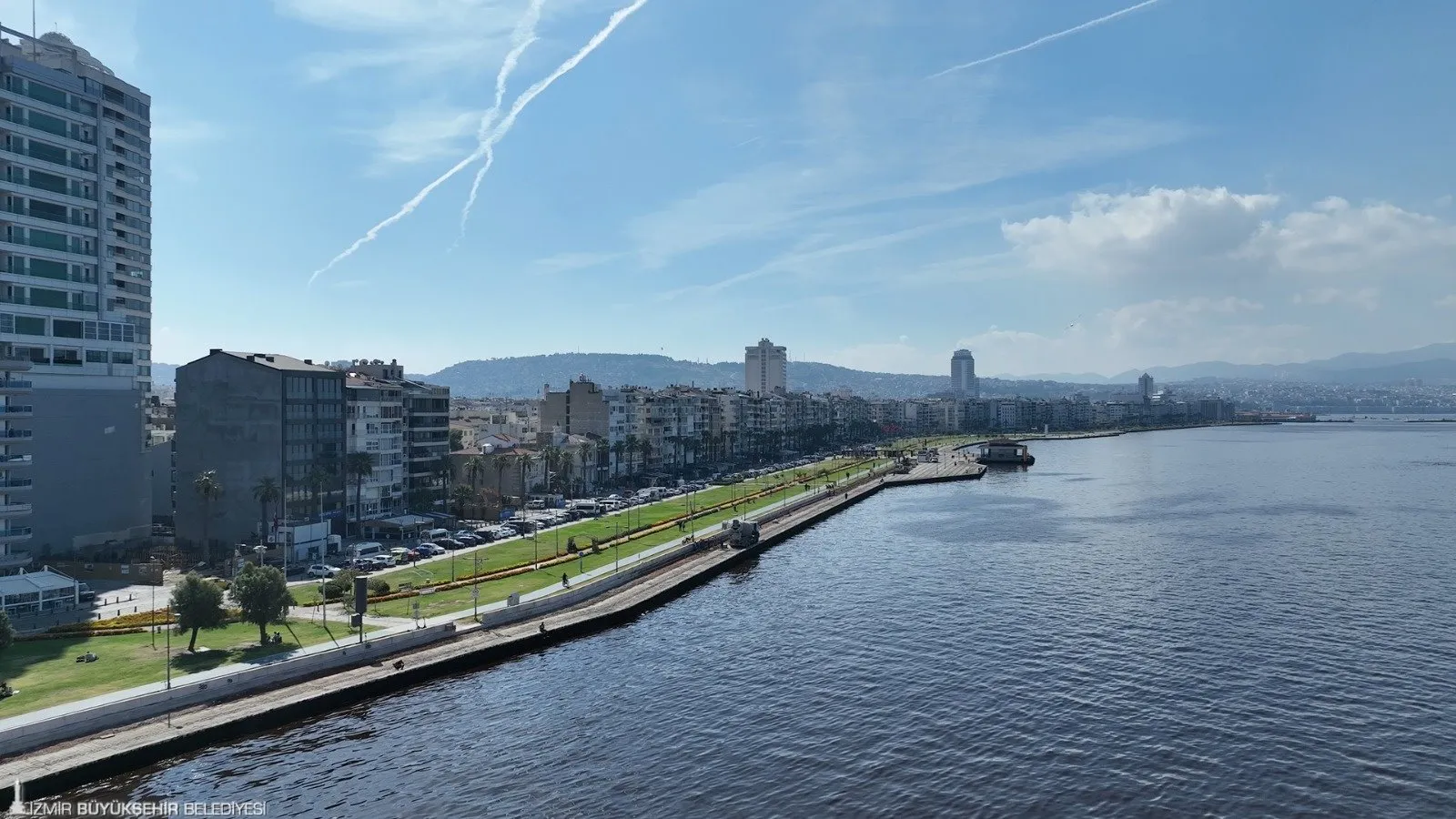 İzmir Büyükşehir Belediyesi, Kordon’da su taşkınlarını önlemek amacıyla geçici fırtına duvarı inşa ediyor.