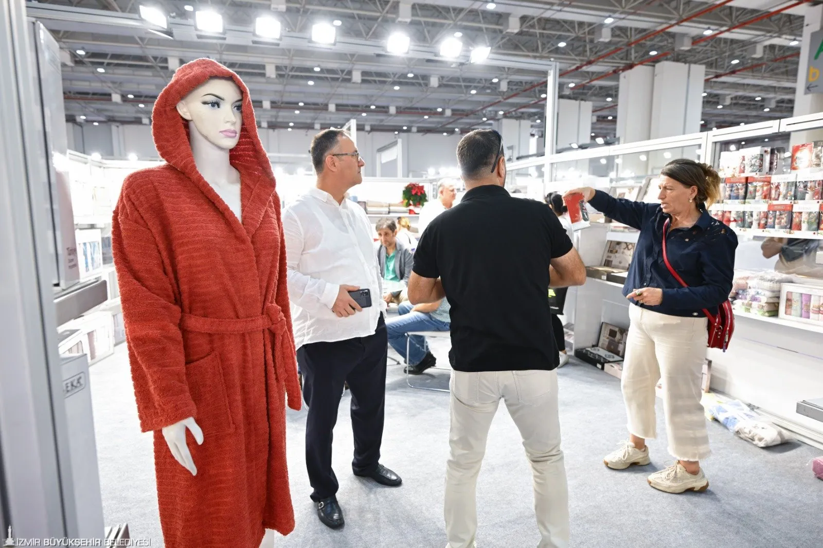 İzmir, tekstil ve hazır giyim sektörünün kalbi oldu. Fashion Prime, Fashion Tech ve ilk kez düzenlenen Fashion Home İzmir Fuarları, hem yerli hem yabancı ziyaretçilerden yoğun ilgi gördü. 