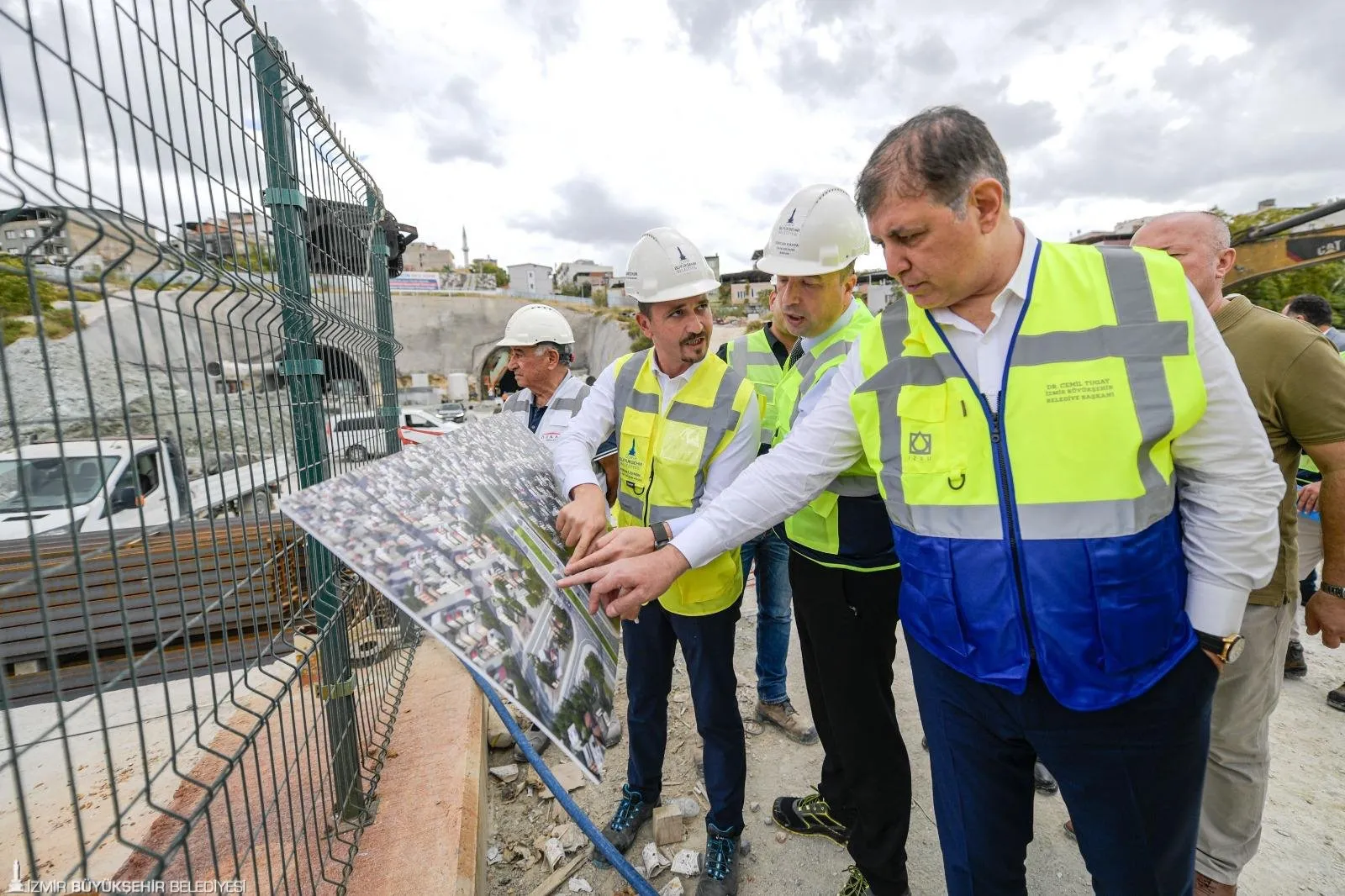 İzmir Büyükşehir Belediye Başkanı Dr. Cemil Tugay, Buca Onat Tüneli çalışmalarını yerinde inceleyerek tünel kazılarının yüzde 80'inin tamamlandığını açıkladı.