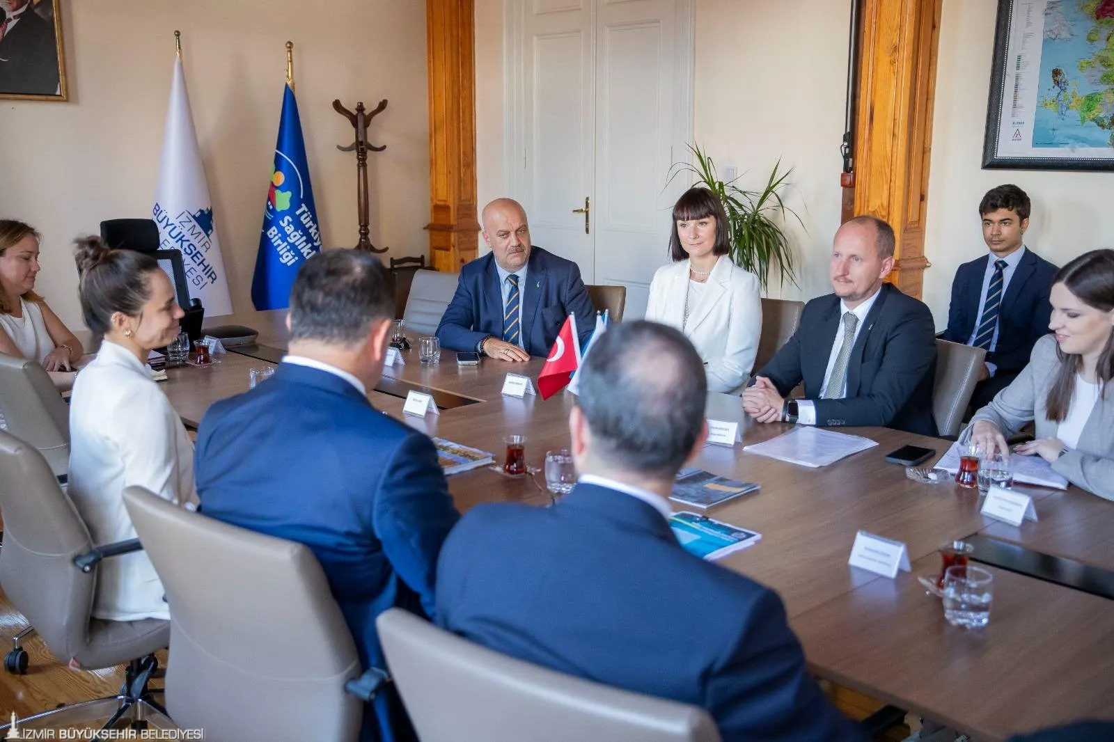 İzmir Büyükşehir Belediye Başkanı Dr. Cemil Tugay, Ukrayna’nın İstanbul Başkonsolosu Roman Nedilskyi ve beraberindeki heyeti ağırladı. 