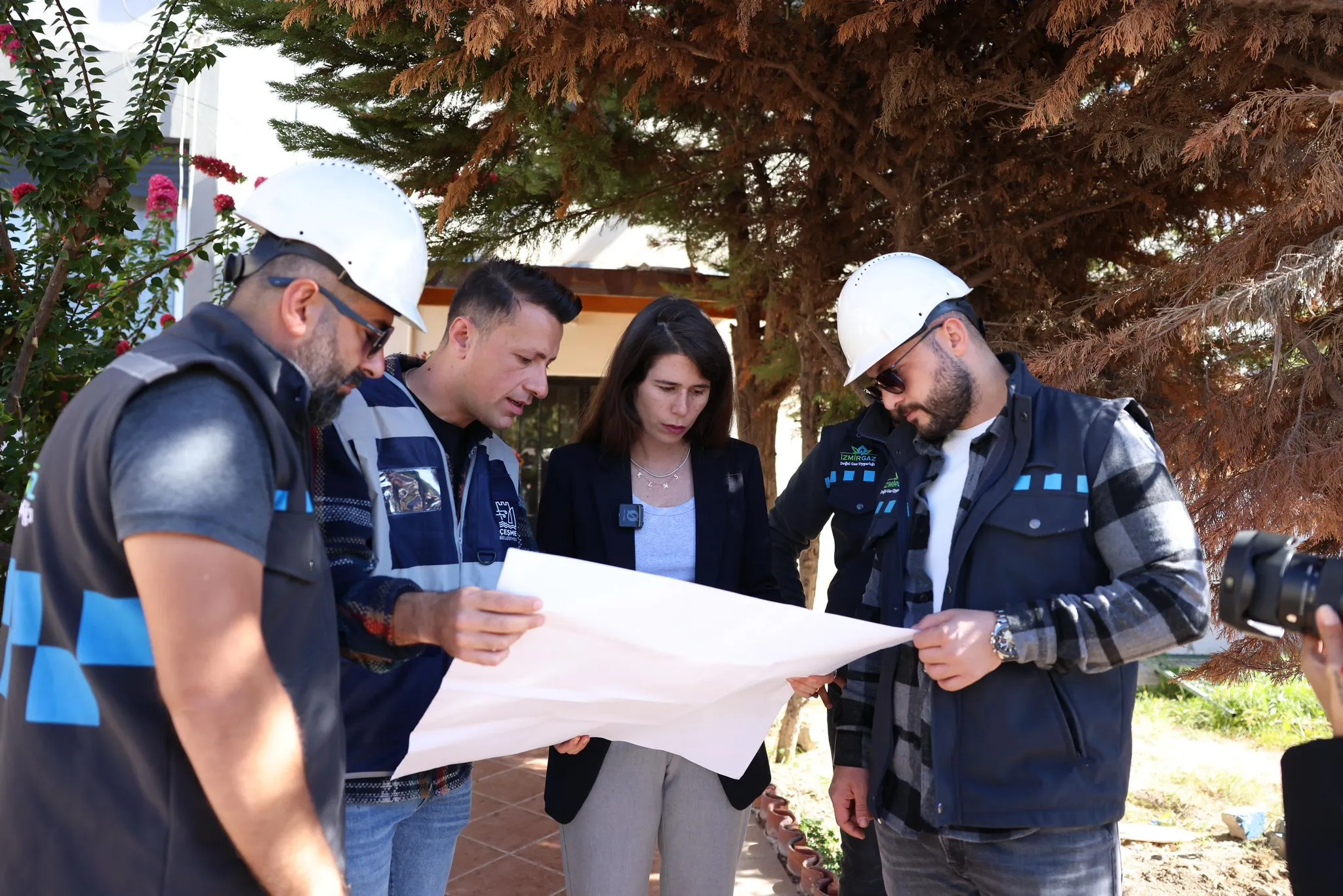 İzmirgaz ile koordineli yürütülen proje kapsamında Çeşme'de doğal gaz çağı başladı. Musalla Mahallesi'nde başlayan çalışmalarla bölgedeki 3 bin haneye Ocak ayı sonuna kadar doğal gaz verilecek.