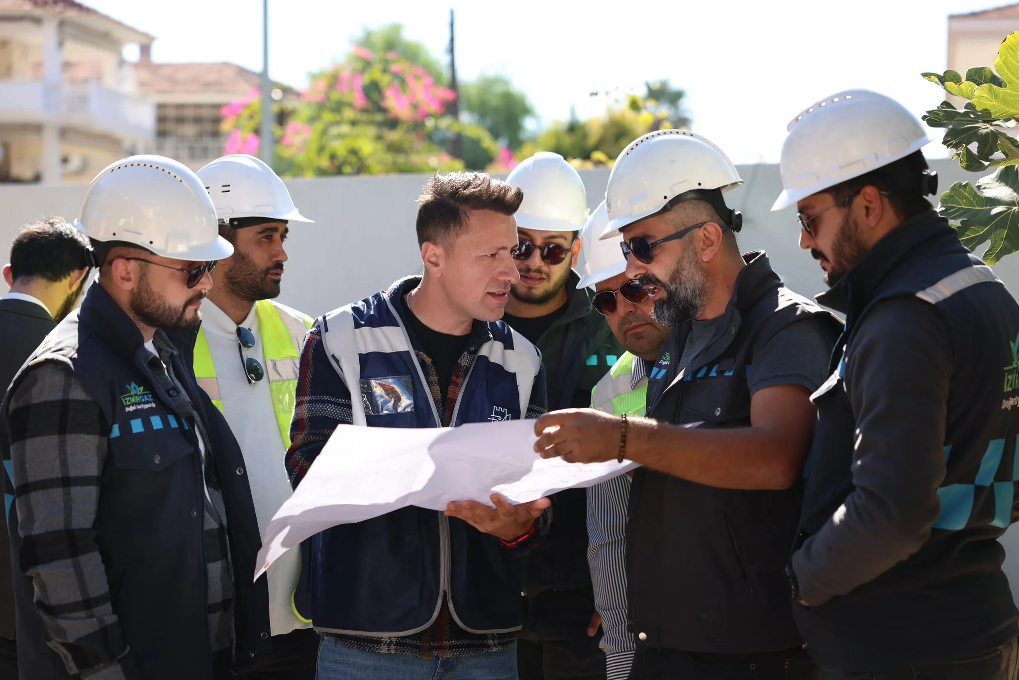 İzmirgaz ile koordineli yürütülen proje kapsamında Çeşme'de doğal gaz çağı başladı. Musalla Mahallesi'nde başlayan çalışmalarla bölgedeki 3 bin haneye Ocak ayı sonuna kadar doğal gaz verilecek.