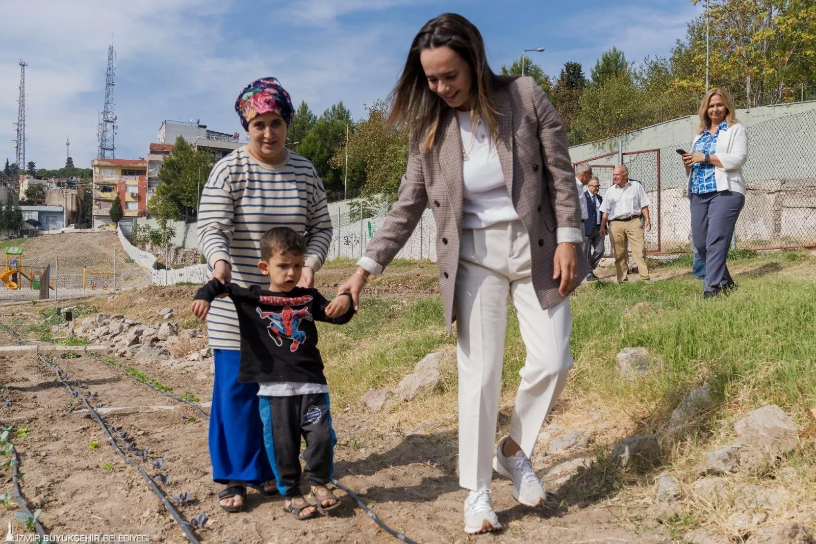 Kadifekale Kadın Dayanışma Merkezi, 2440. Bölge Rotary üyelerini ağırladı. Mahalle Bostanı ve kaktüs serasının ziyaret edildiği etkinlikte kadınların el emeğiyle hazırlanan dayanışma sofrası kuruldu