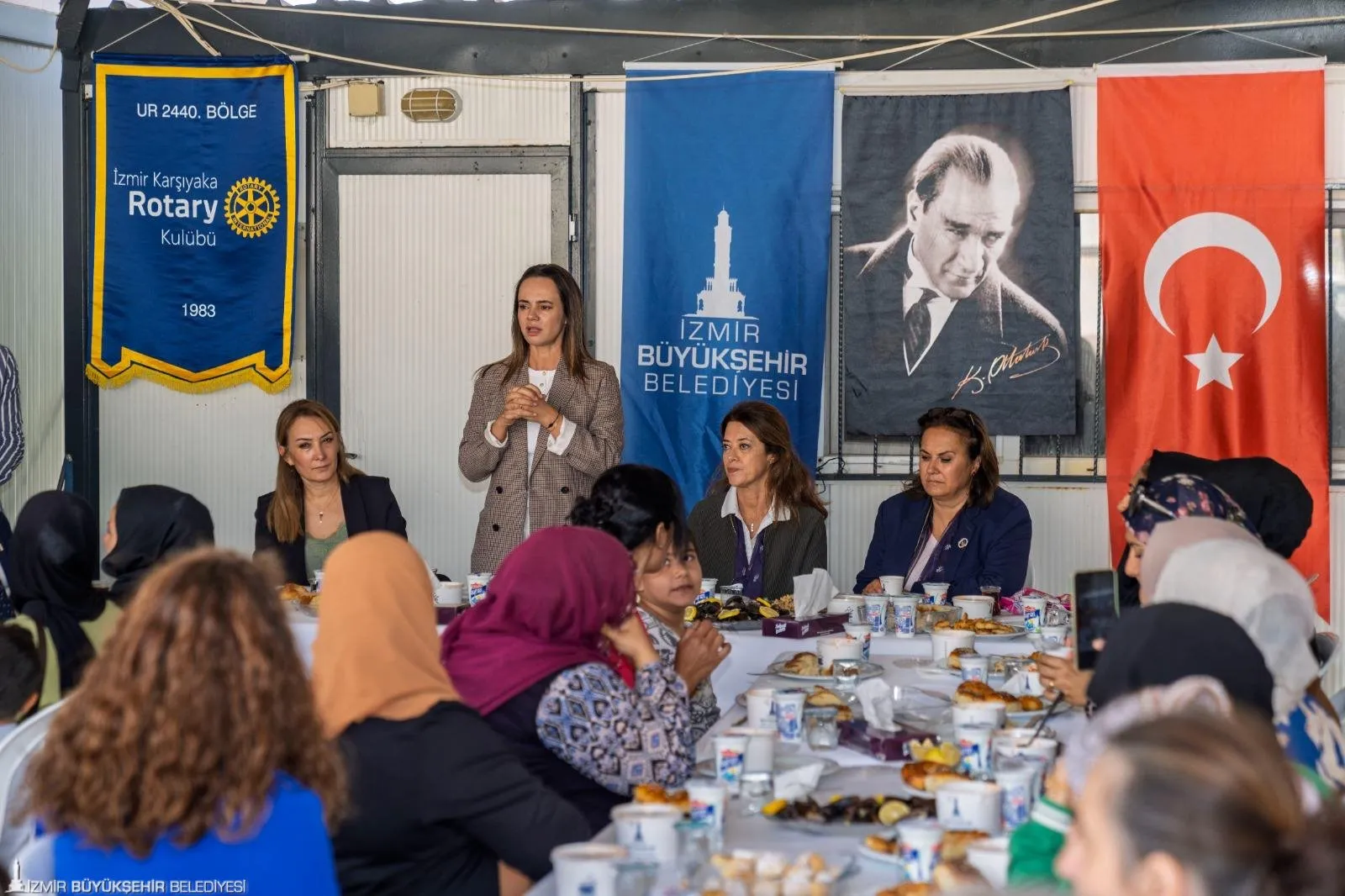 Kadifekale Kadın Dayanışma Merkezi, 2440. Bölge Rotary üyelerini ağırladı. Mahalle Bostanı ve kaktüs serasının ziyaret edildiği etkinlikte kadınların el emeğiyle hazırlanan dayanışma sofrası kuruldu