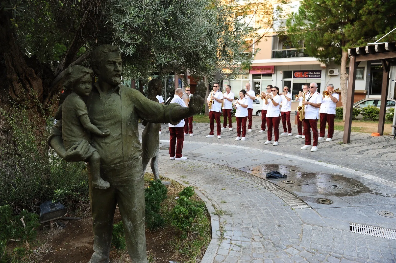 Karşıyaka Belediye Bandosu, Başkan Yıldız Ünsal’ın talimatıyla başlattığı mini sokak konserleriyle vatandaşlardan büyük ilgi görüyor. 