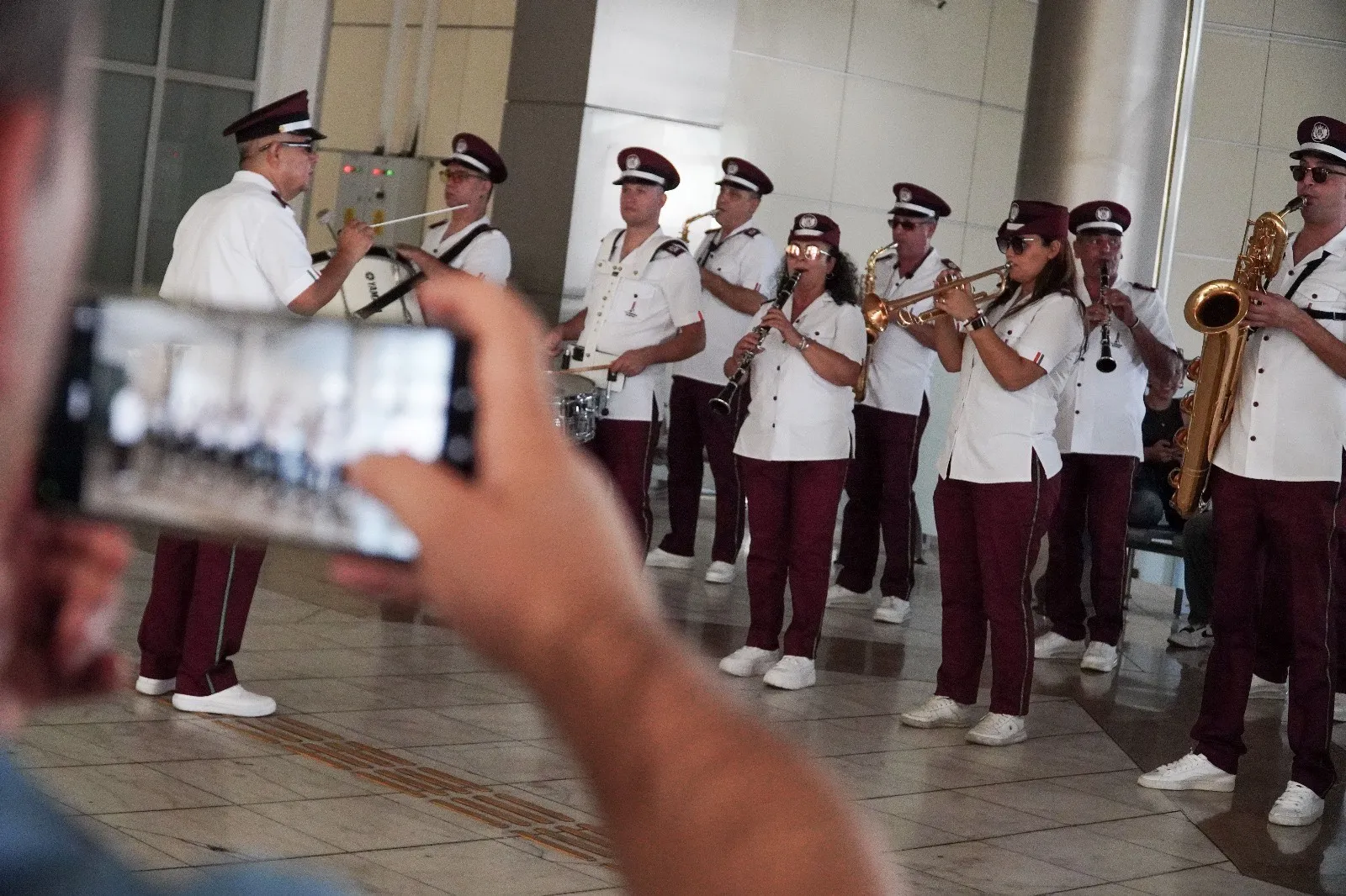 Karşıyaka Belediye Bandosu, Başkan Yıldız Ünsal’ın talimatıyla başlattığı mini sokak konserleriyle vatandaşlardan büyük ilgi görüyor. 