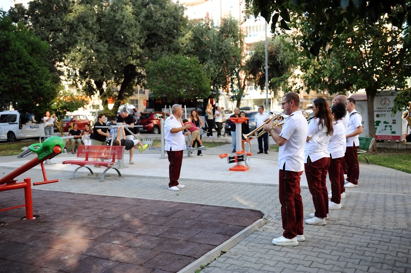 Karşıyaka Belediye Bandosu, Başkan Yıldız Ünsal’ın talimatıyla başlattığı mini sokak konserleriyle vatandaşlardan büyük ilgi görüyor. 