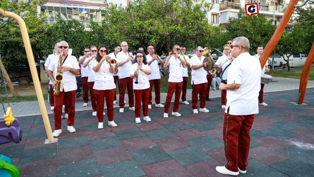 Karşıyaka Belediye Bandosu’nun Sokak Konserleri Coşkuyla Devam Ediyor