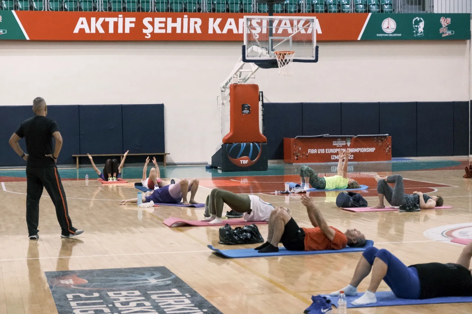 Karşıyaka Belediyesi, yaz aylarında açık havada düzenlediği sabah spor aktivitelerini kış dönemiyle birlikte spor salonlarına taşıdı.