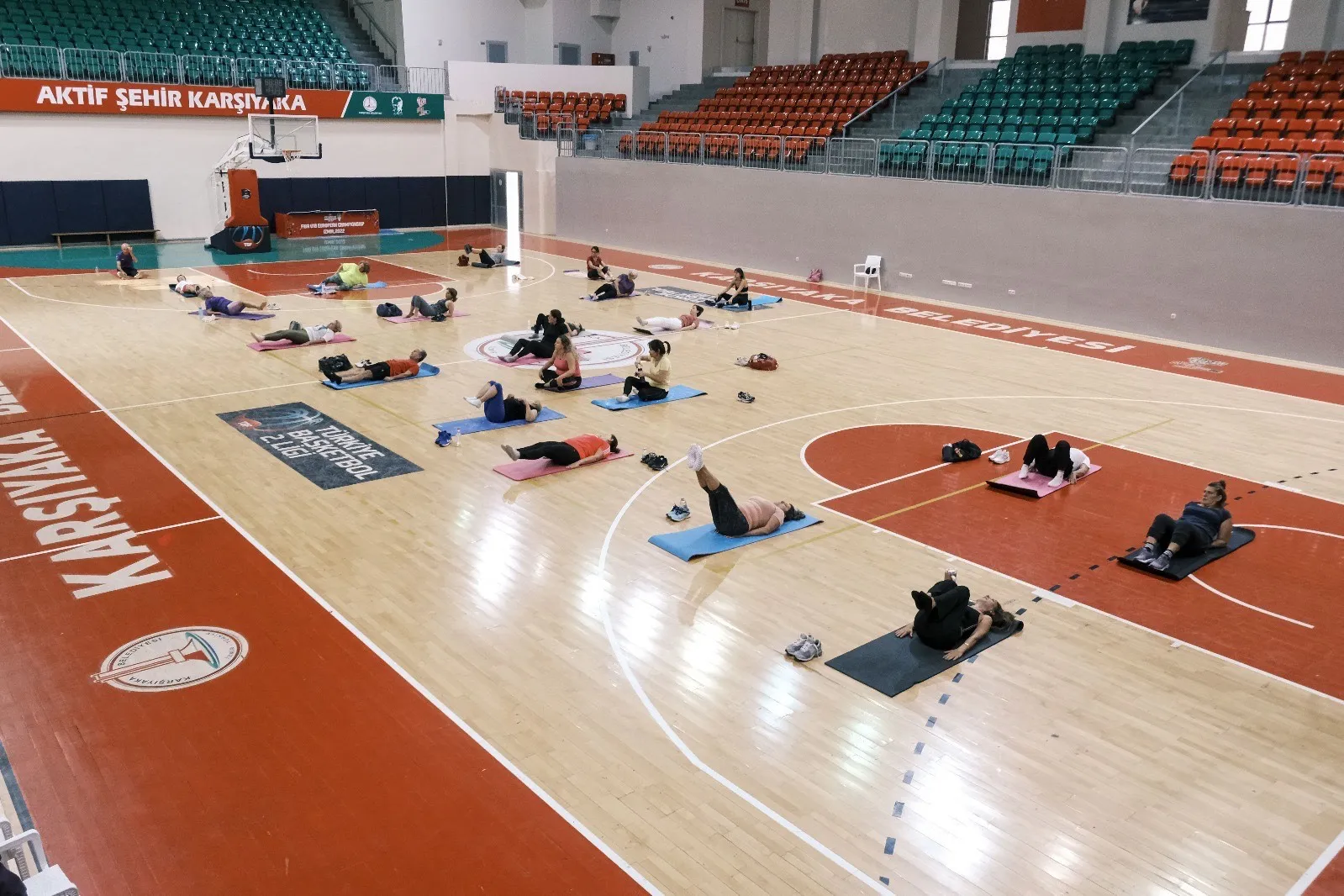 Karşıyaka Belediyesi, yaz aylarında açık havada düzenlediği sabah spor aktivitelerini kış dönemiyle birlikte spor salonlarına taşıdı.