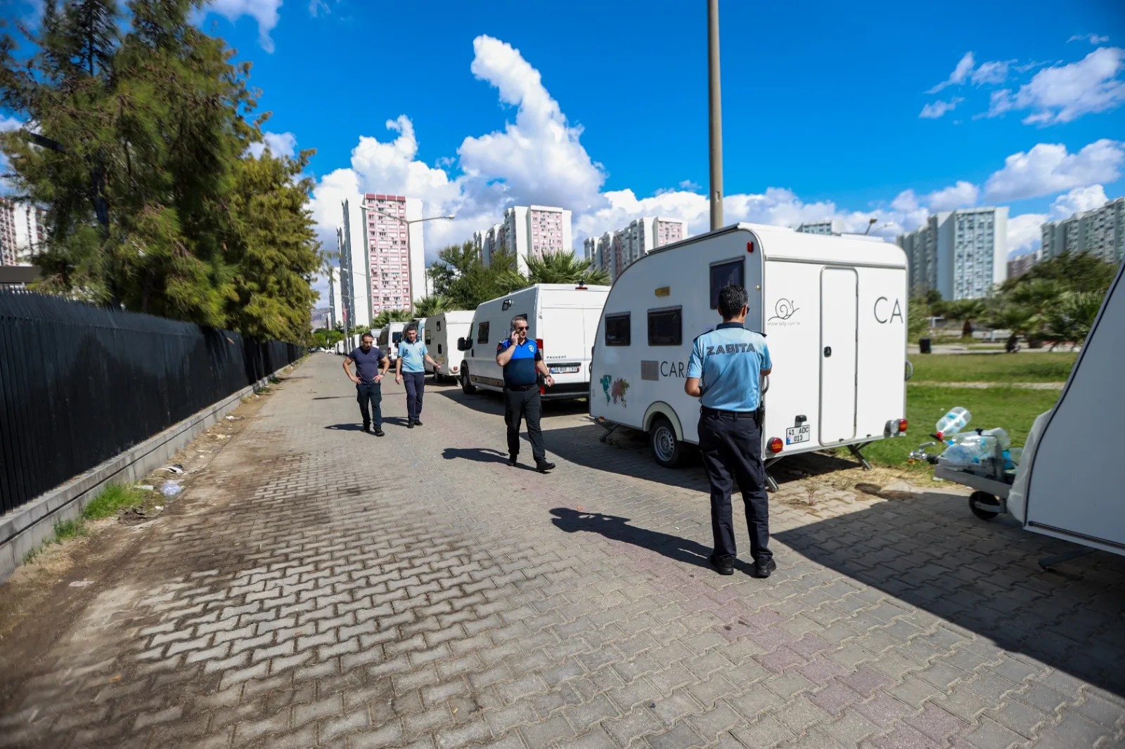 Karşıyaka Belediyesi, Mavişehir'de gelişigüzel park edilen karavanlara karşı etkili bir mücadele başlattı.