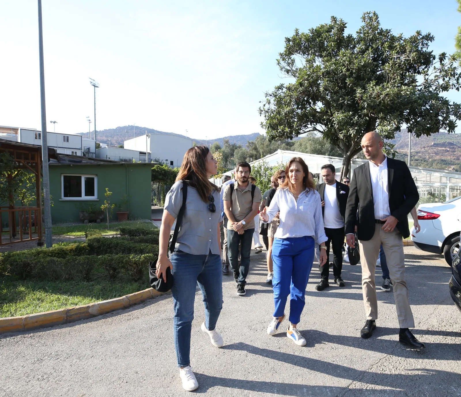 Karşıyaka Belediyesi, park ve bahçelere dikilecek mevsimlik çiçekler ile çalı türü bitkileri kendi serasında yetiştirmeye başladı.