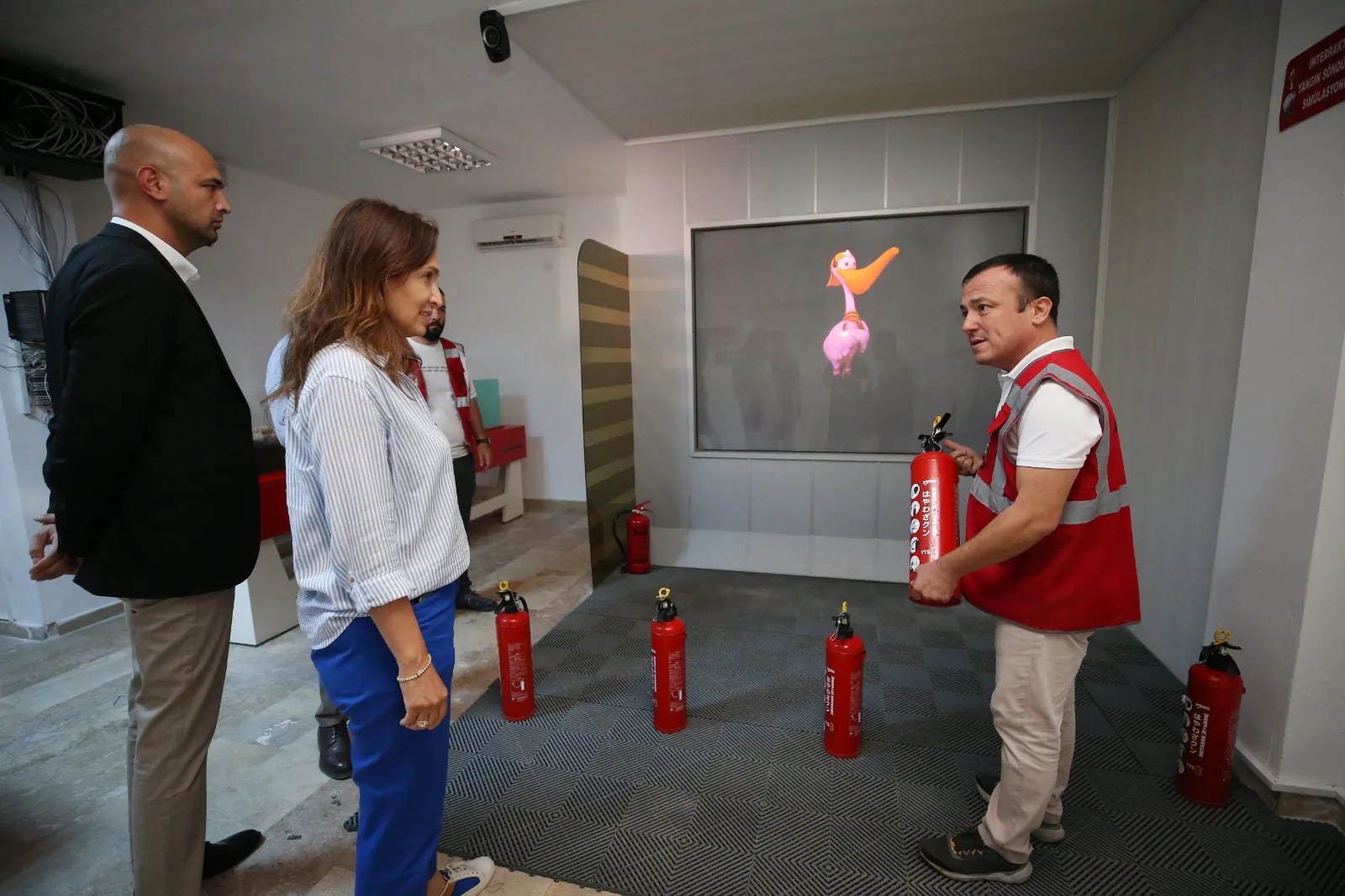 Karşıyaka Belediyesi, olası afetlere karşı öğrencileri bilinçlendirmek amacıyla hayata geçirdiği Afet Eğitim Merkezi'nde eğitimlere devam ediyor.