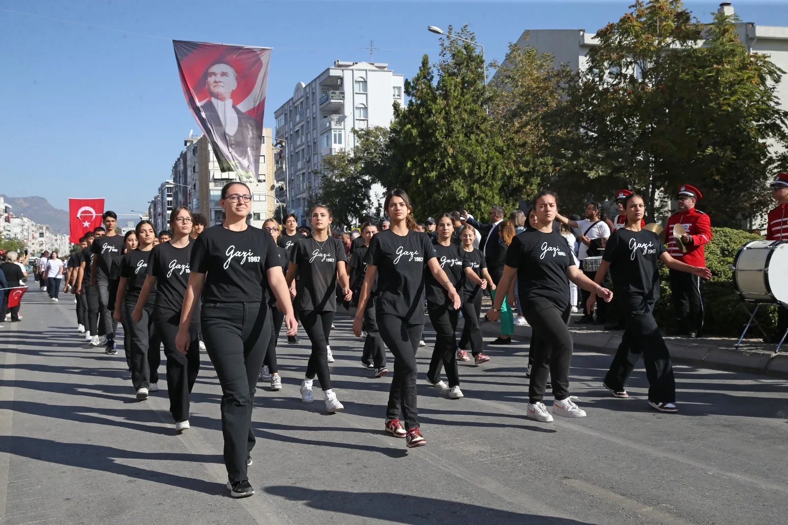 Karşıyaka, Cumhuriyet Bayramı'nı coşkuyla kutladı. Belediye Başkanı Ünsal, fener alayı düzenleyeceklerini duyurarak "Cumhuriyet hep payidar kalacaktır" dedi. Bayram neşesi tüm kenti sardı.