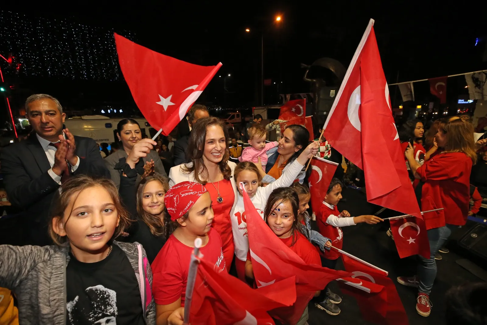 Karşıyaka Belediyesi'nin düzenlediği fener alayında vatandaşlar, Cumhuriyet'in kurucusu Mustafa Kemal Atatürk'ü saygı ve minnetle andı.