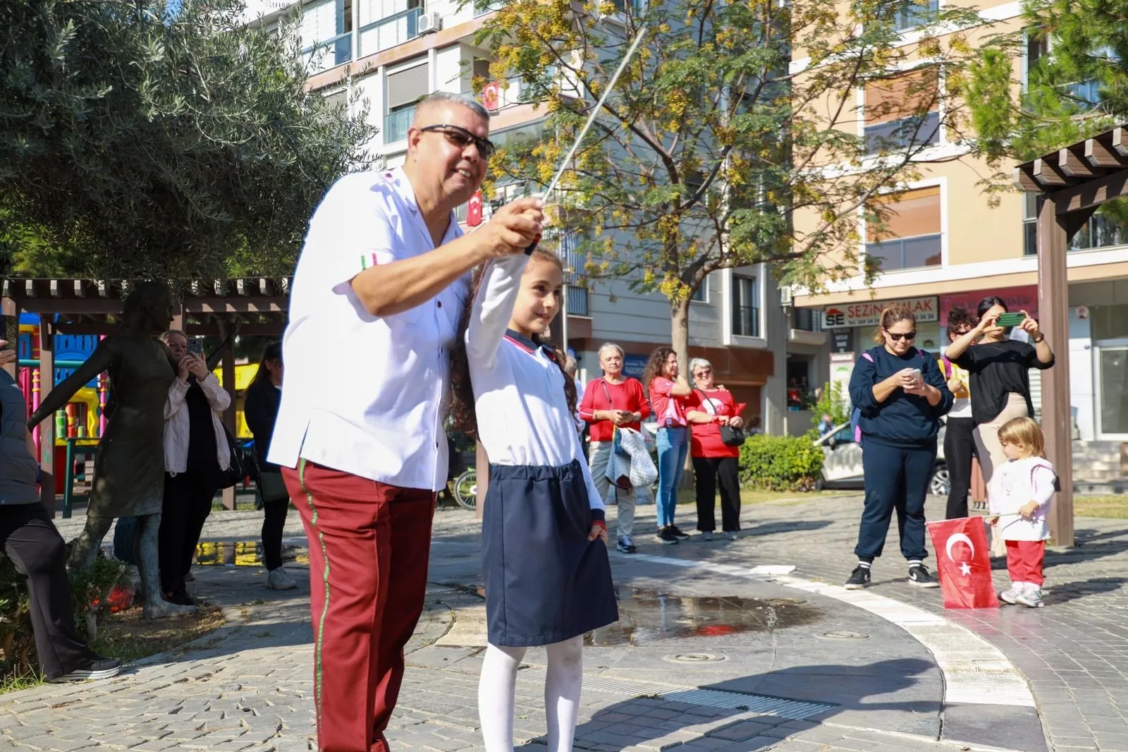 Karşıyaka Kaymakamlığı önünde düzenlenen törenle başlayan Cumhuriyet Bayramı kutlamalarında, Kaymakam Özkan Demir, Belediye Başkanı Yıldız Ünsal ve vatandaşlar bir araya geldi.