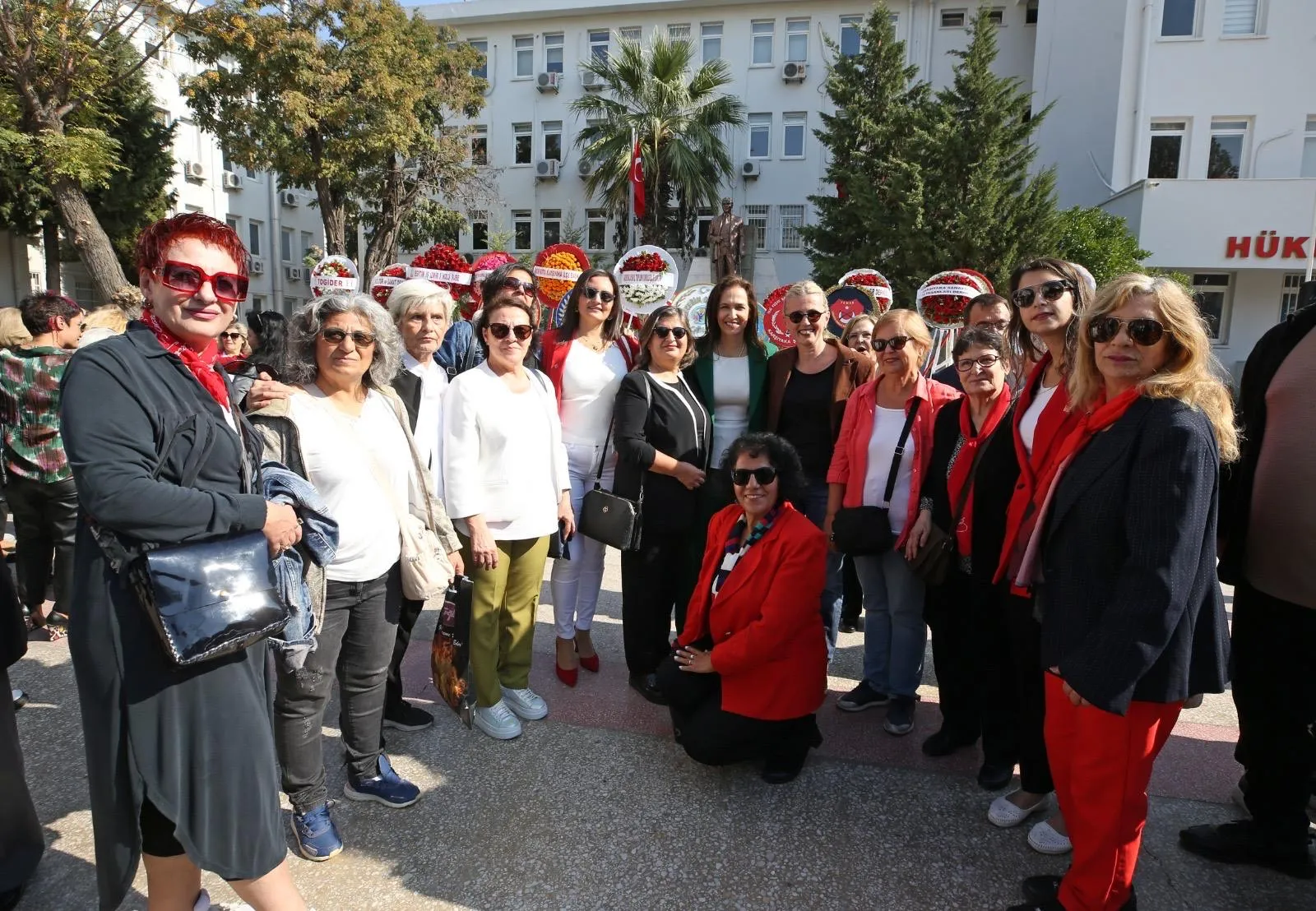 Karşıyaka Kaymakamlığı önünde düzenlenen törenle başlayan Cumhuriyet Bayramı kutlamalarında, Kaymakam Özkan Demir, Belediye Başkanı Yıldız Ünsal ve vatandaşlar bir araya geldi.