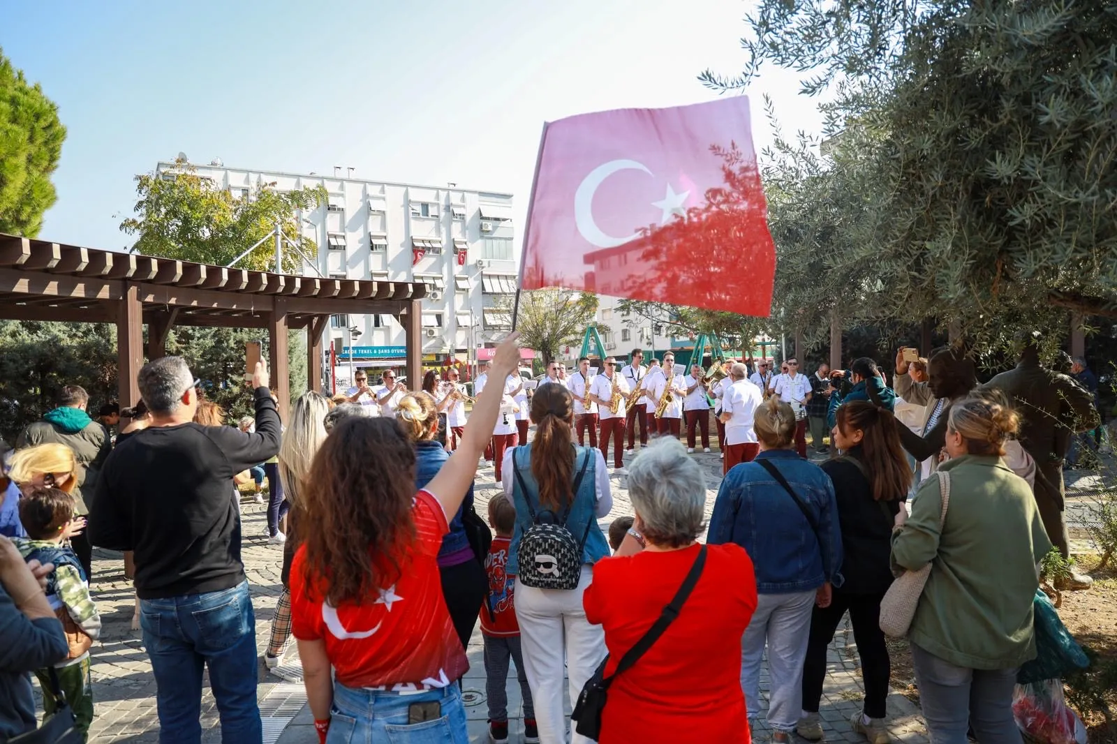 Karşıyaka Kaymakamlığı önünde düzenlenen törenle başlayan Cumhuriyet Bayramı kutlamalarında, Kaymakam Özkan Demir, Belediye Başkanı Yıldız Ünsal ve vatandaşlar bir araya geldi.