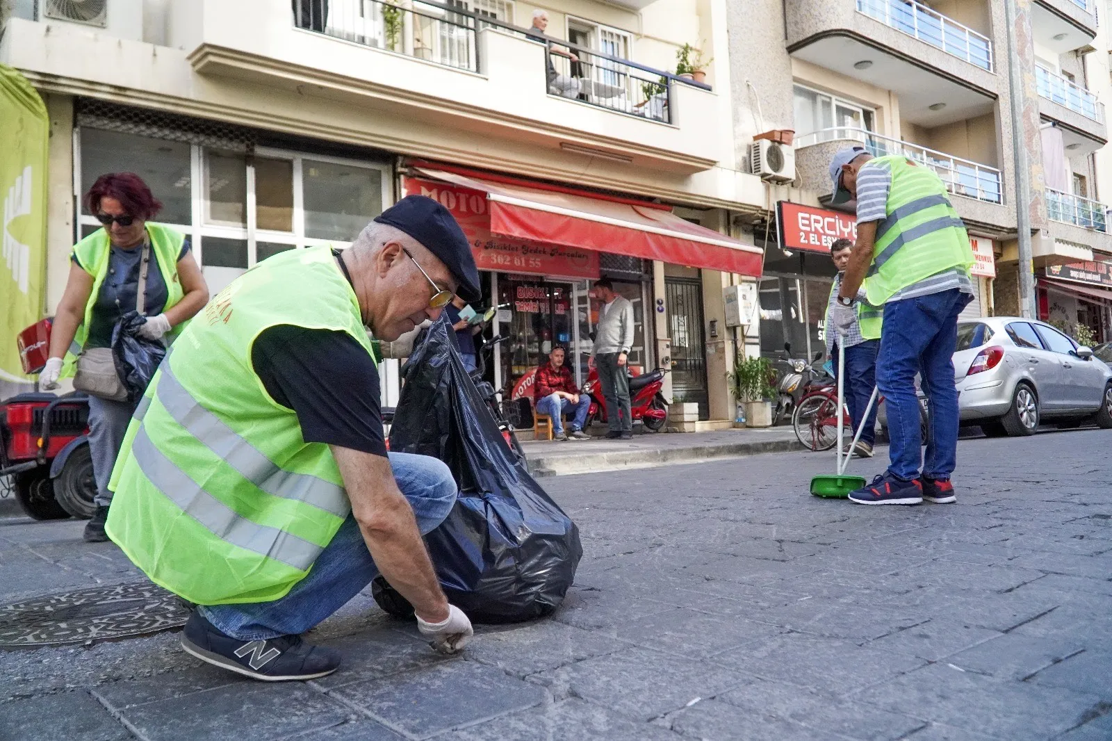 Karşıyaka Belediyesi'nin başlattığı 'Hedef Tertemiz Karşıyaka' temizlik kampanyasına Karşıyaka Kent Konseyi öncülüğünde düzenlenen temizlik günü etkinliğiyle destek geldi.